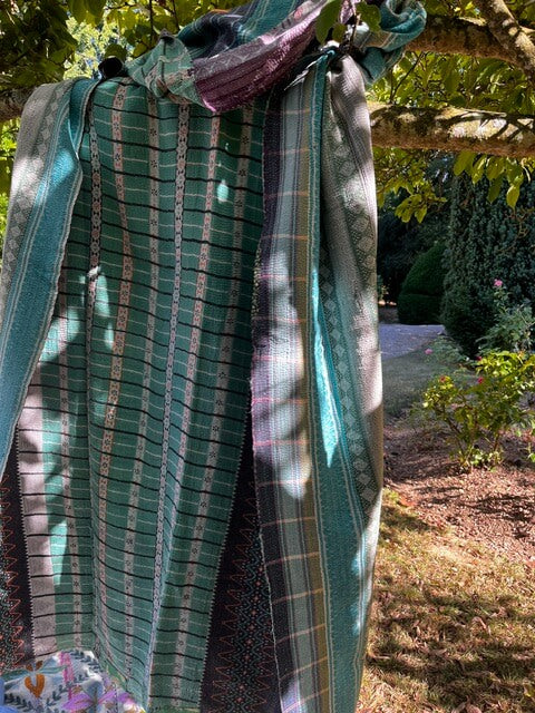 Verso du kantha indien réversible en coton fait main aux nuances bleu, vert et prune – pièce unique artisanale.
