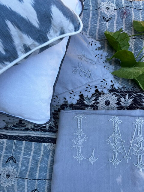 Kantha indien réversible fait main dans une chambre bohème de la collection Les Nuits de Princesse Marie