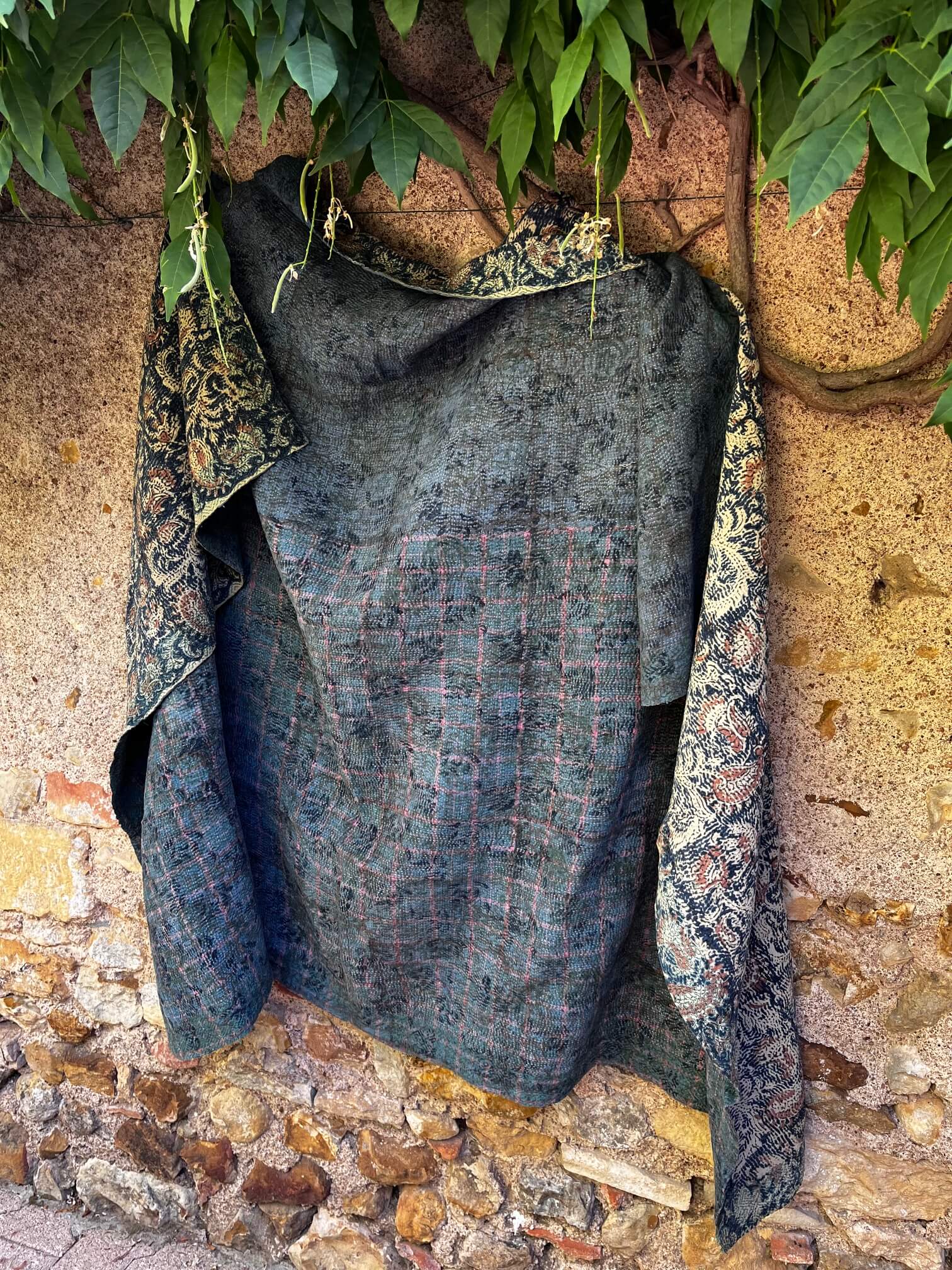 Kantha indien réversible associé à du linge ancien français teint à la main