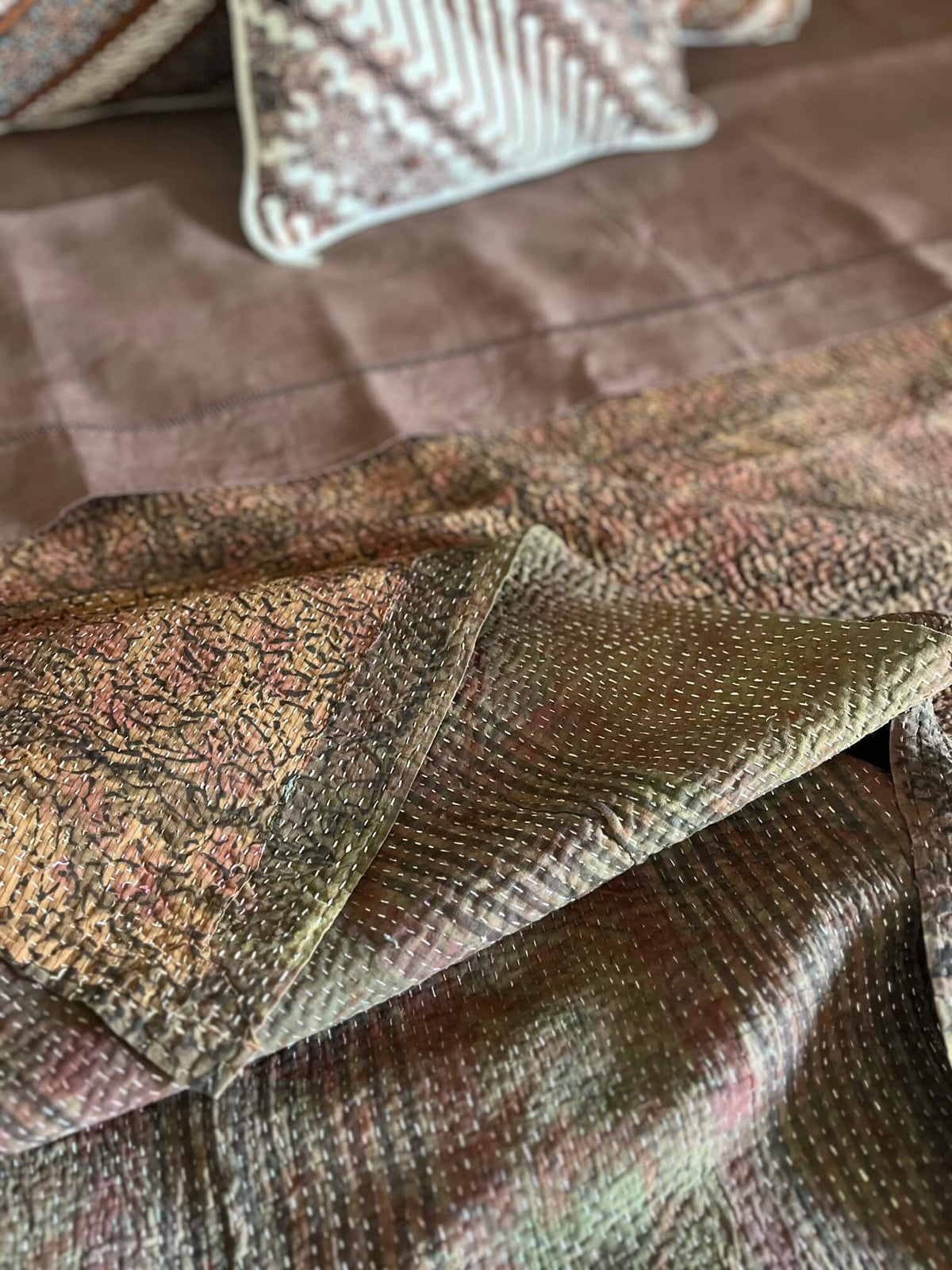 Kantha indien réversible associé à une parure ancienne teintée moka
