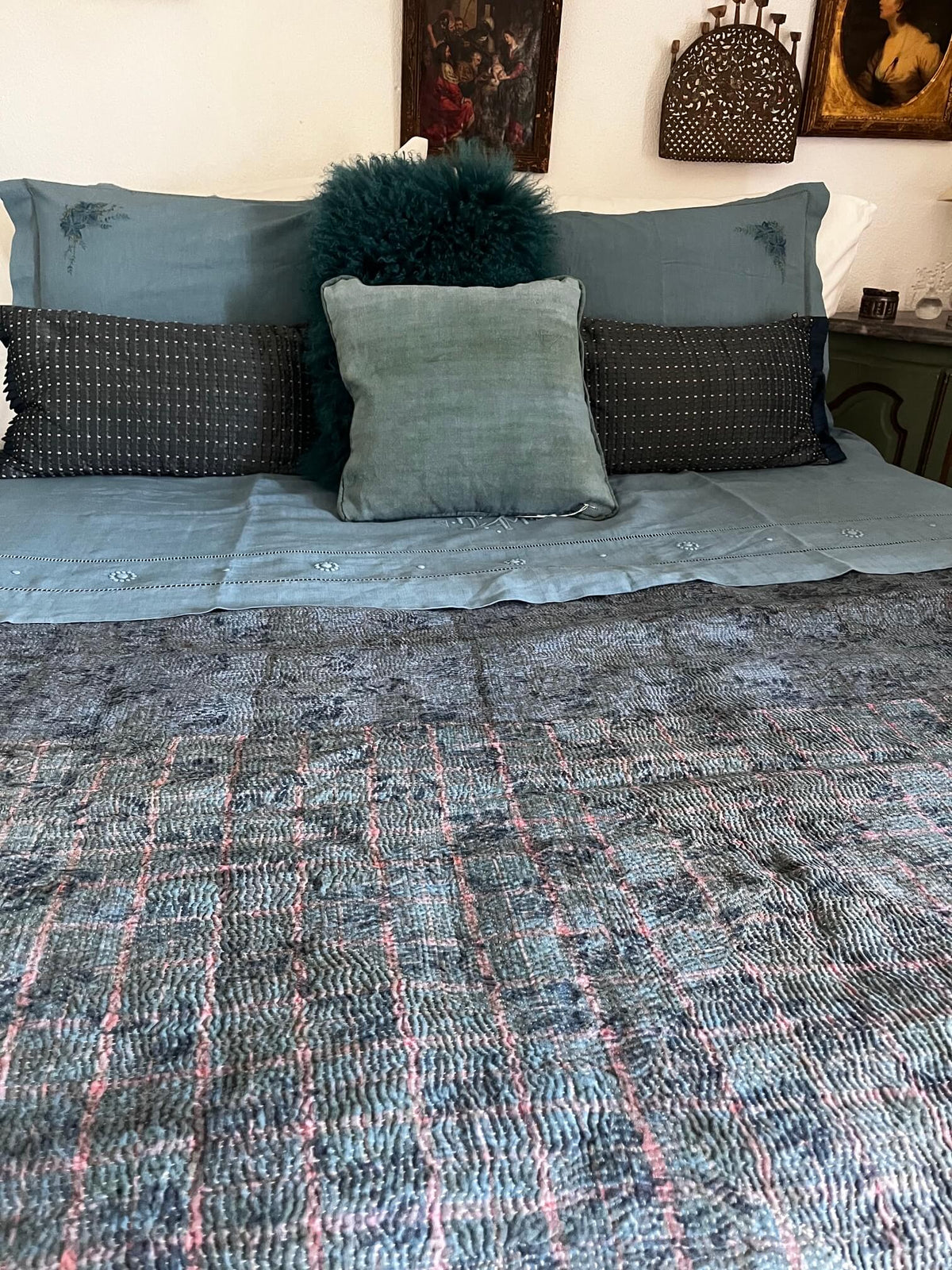 Kantha indien réversible associé à une parure ancienne bleu canard
