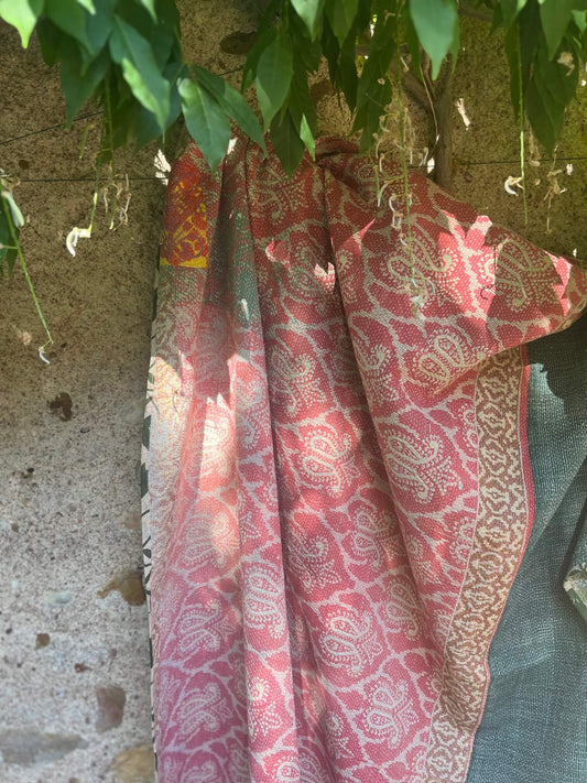 Kantha indien réversible fait main rose poudré et vert sauge suspendu sous un arbre