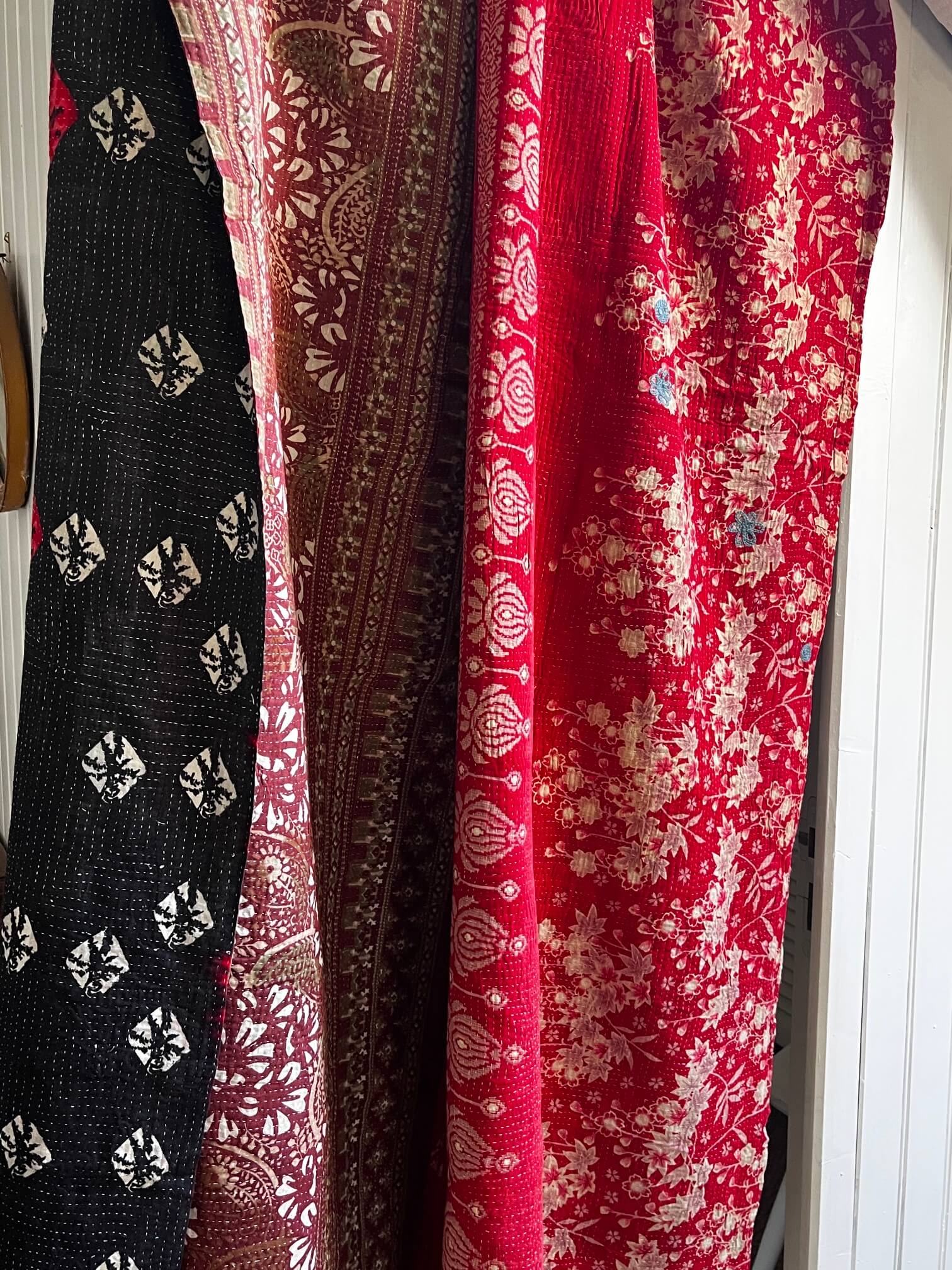 Kantha indien réversible rouge et noir fait main en coton, couvre-lit artisanal Block Print de 215 × 150 cm.