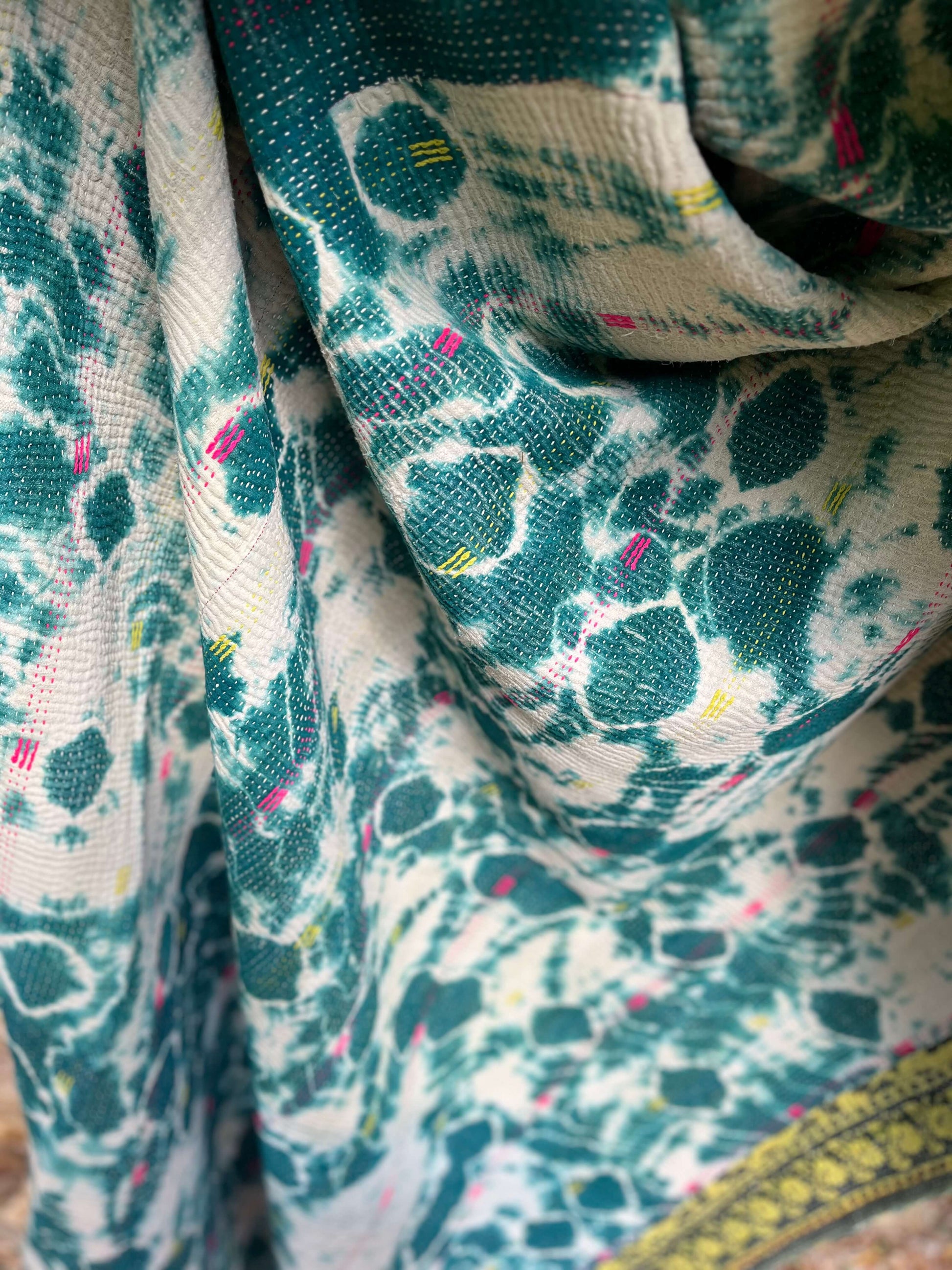 Kantha indien réversible fait main en coton vert et jaune pour décoration bohème chic