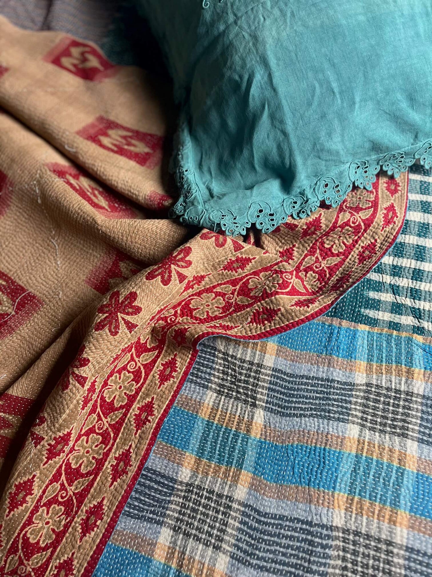 Kantha réversible vert fait main pièce unique textile indien