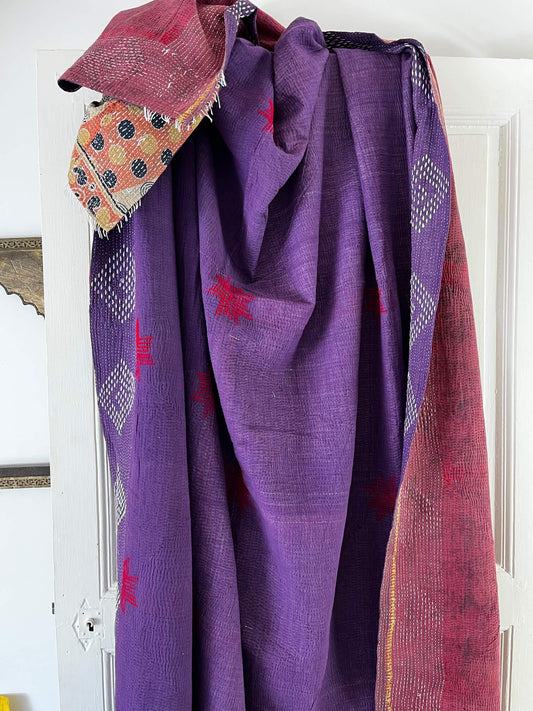 Kantha indien réversible en coton – face violette avec motifs rouges brodés à la main