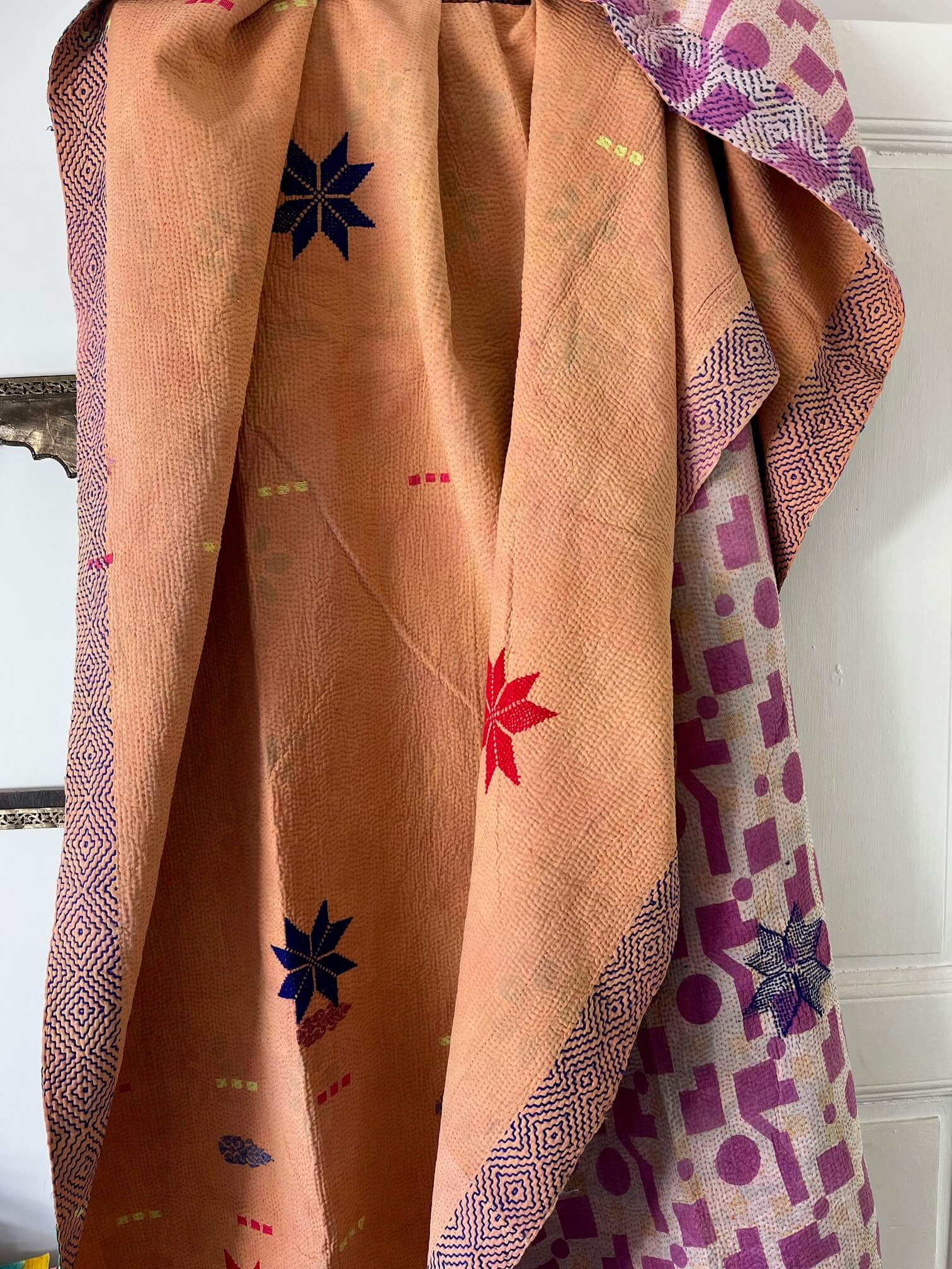 Couvre-lit kantha indien recto, motifs géométriques rose framboise et broderies artisanales