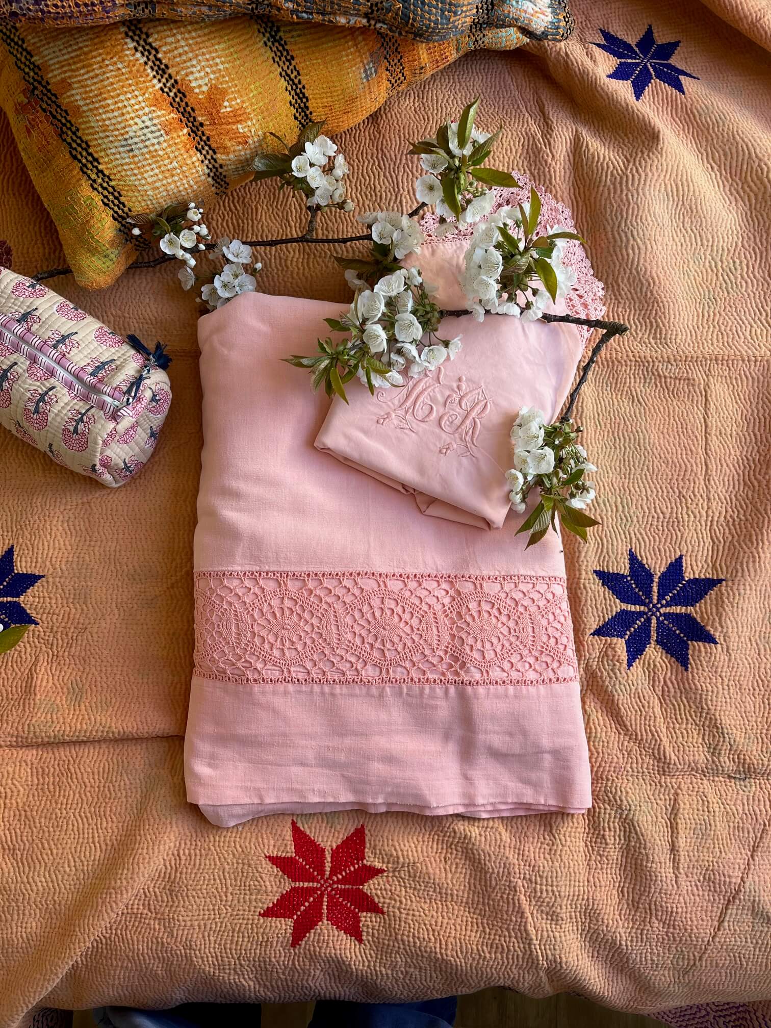 Couvre-lit kantha réversible dans une ambiance bohème et chaleureuse