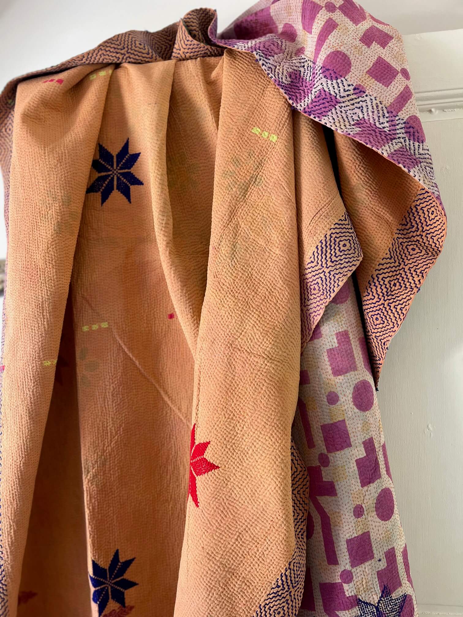 Motifs étoilés brodés sur kantha vintage indien en coton