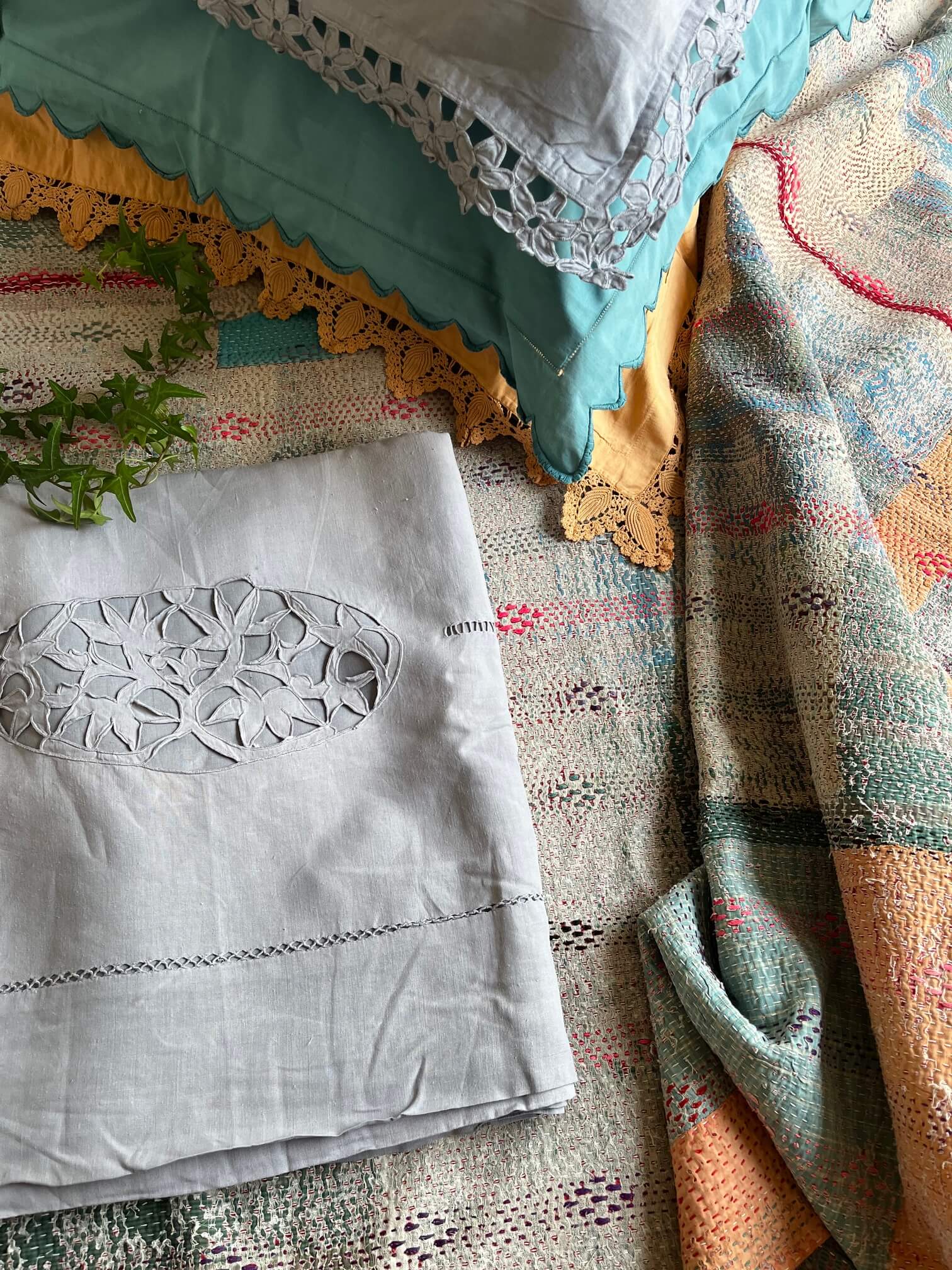 Couvre-lit Kantha vintage en coton réversible gris – textile indien artisanal