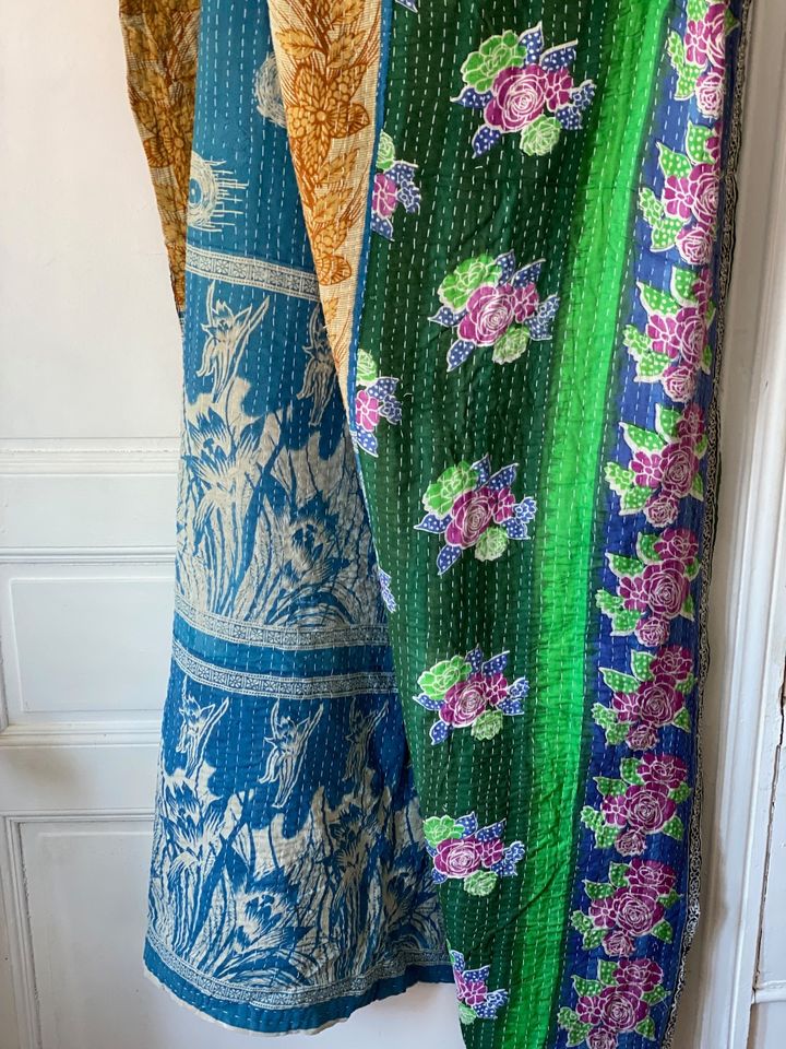Détail du tissu artisanal Kantha vintage vert avec motifs traditionnels