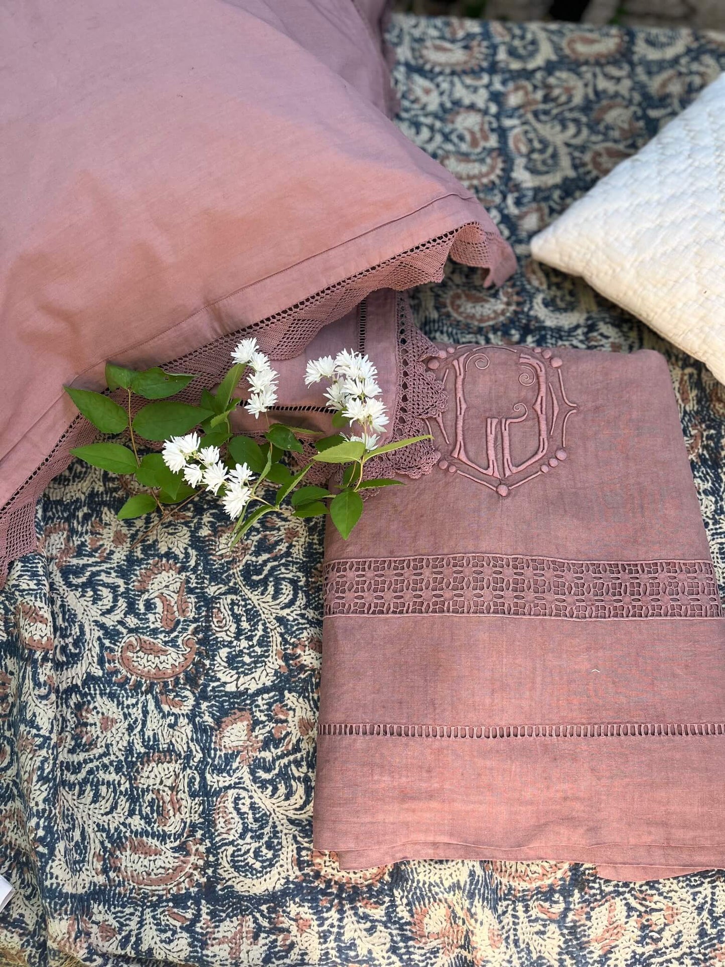 Les Nuits de Princesse Marie avec chemise de nuit ancienne, linge teint et coussin artisanal