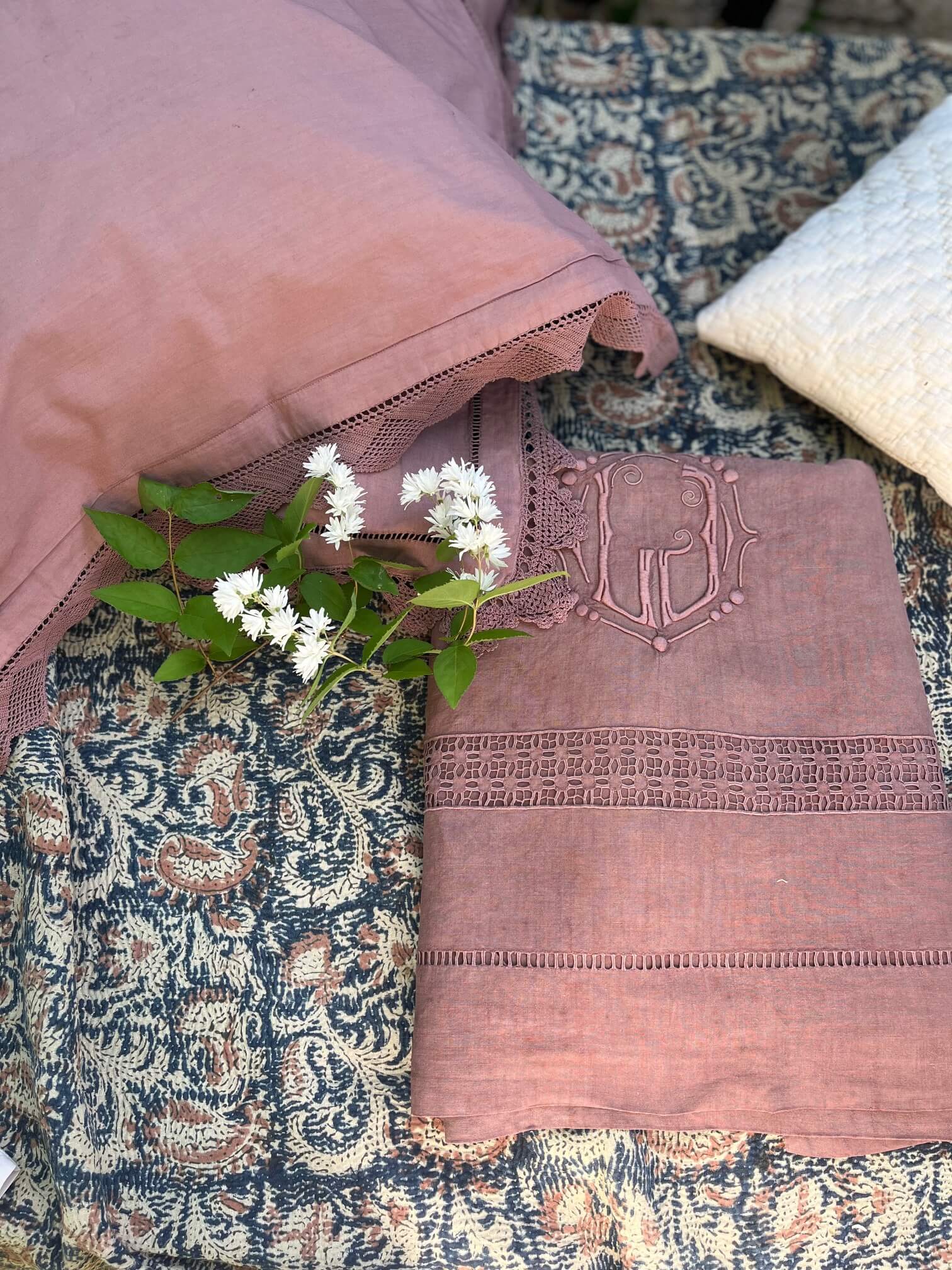 Les Nuits de Princesse Marie avec chemise de nuit ancienne, linge teint et coussin artisanal