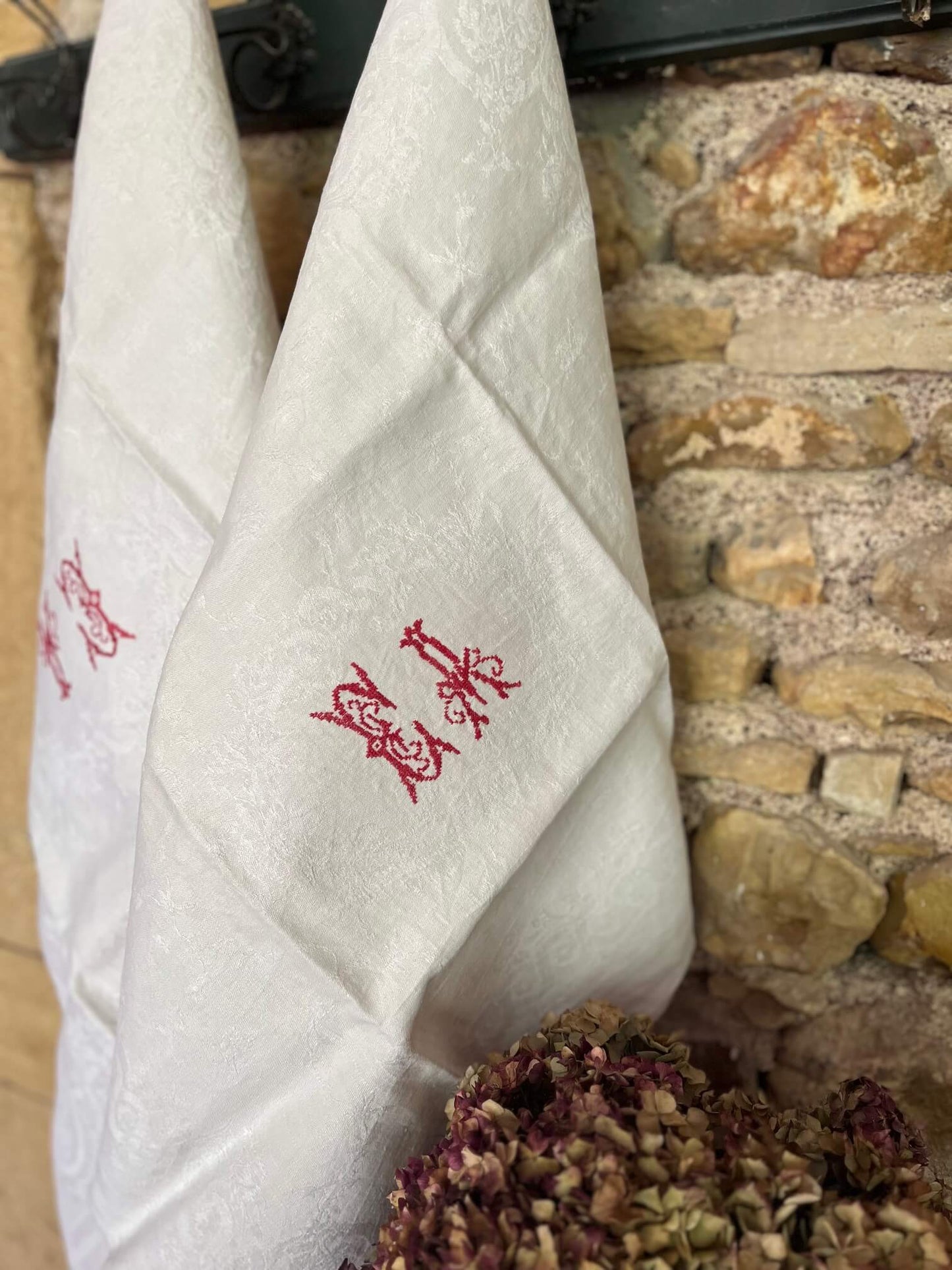 Linge ancien français avec monogrammes CA brodés en rouge sur coton damassé