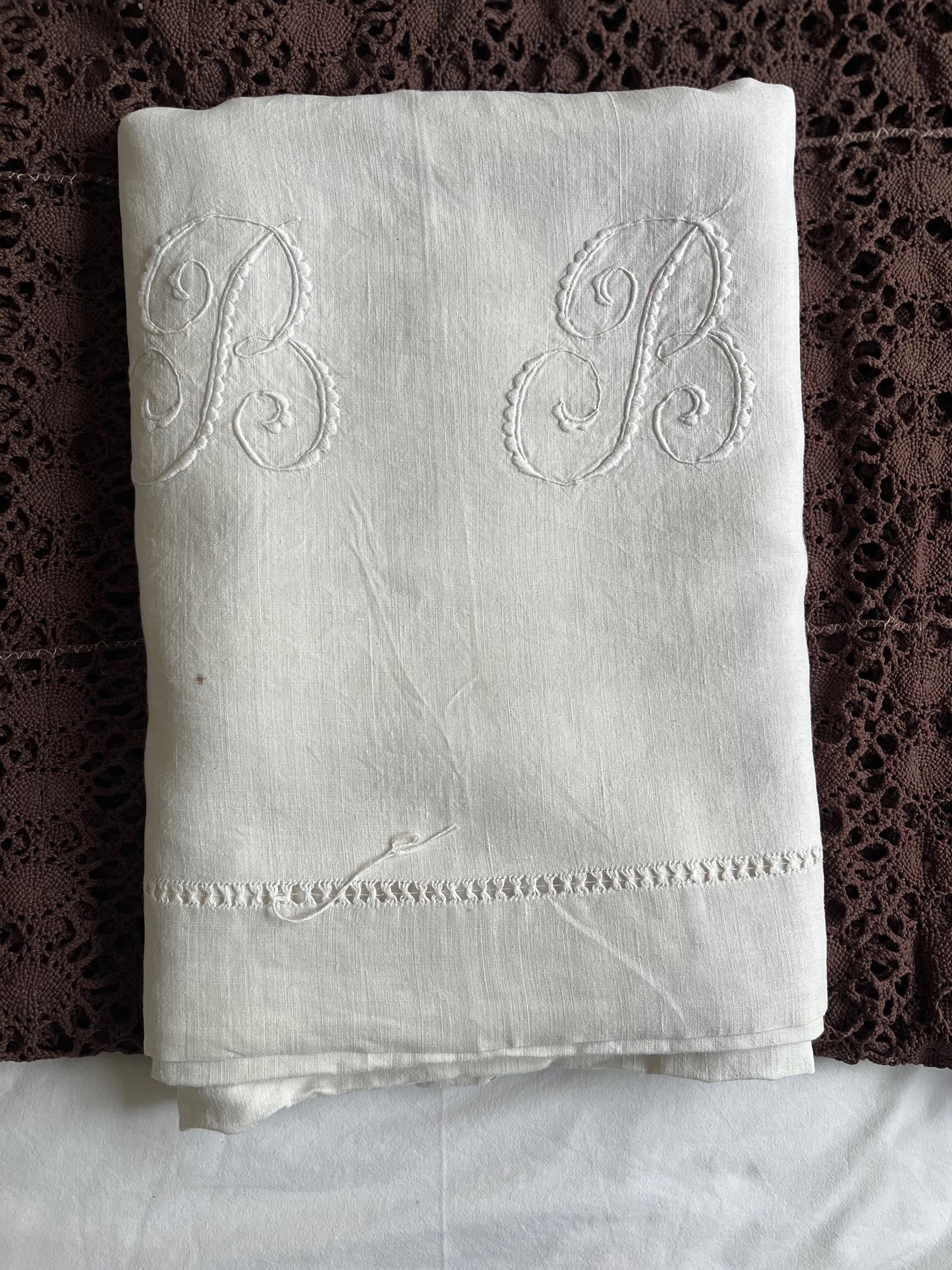 Linge ancien en lin brodé, drap vintage pour décoration intérieure
