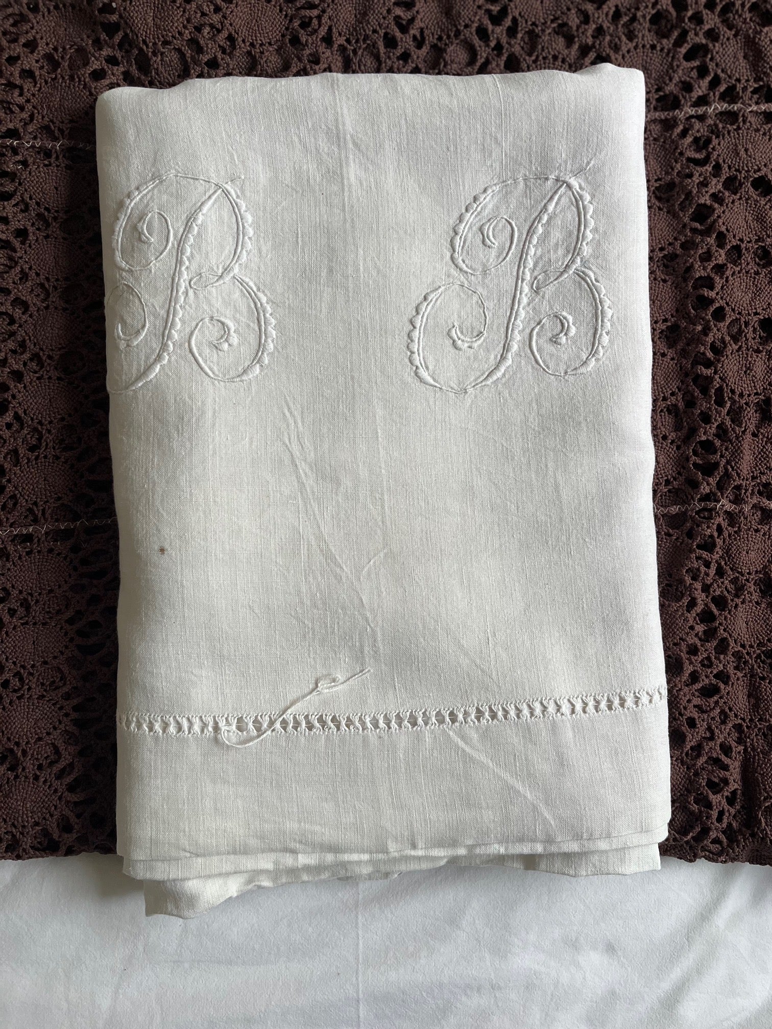 Linge ancien en lin brodé, drap vintage pour décoration intérieure