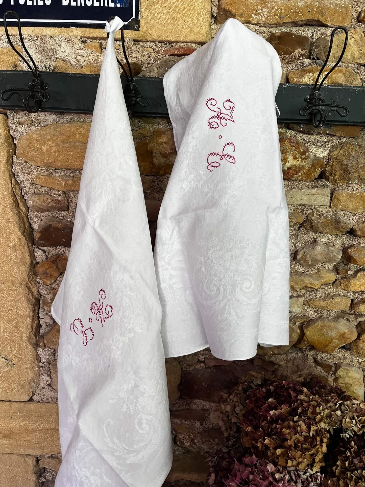 Linge ancien français avec monogrammes brodés en coton damassé