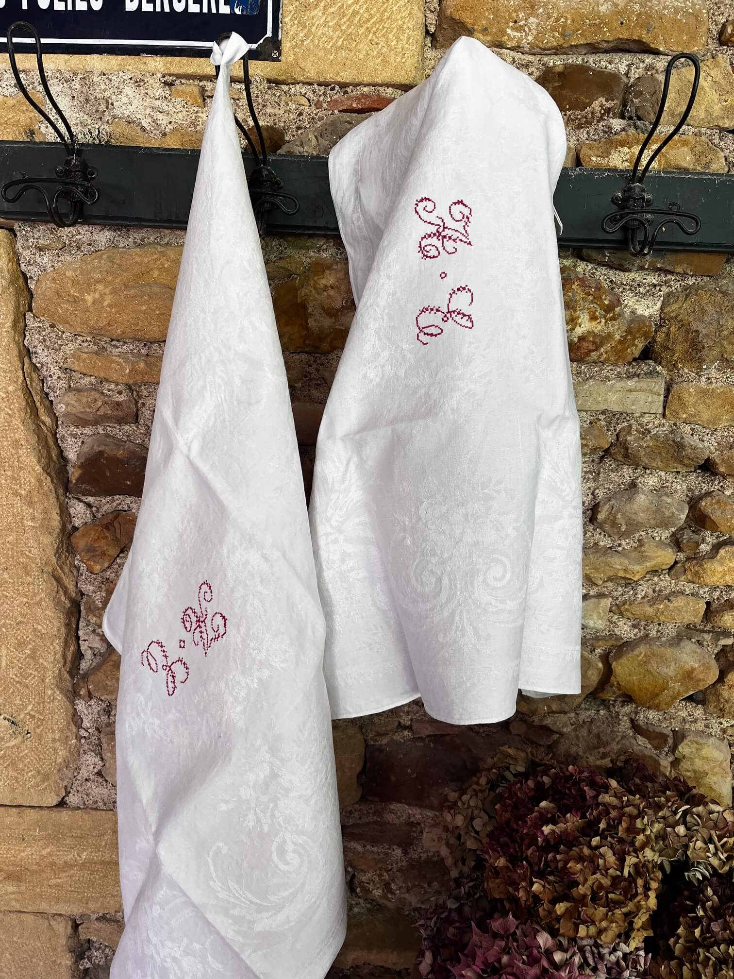 Linge ancien français avec monogrammes brodés en coton damassé