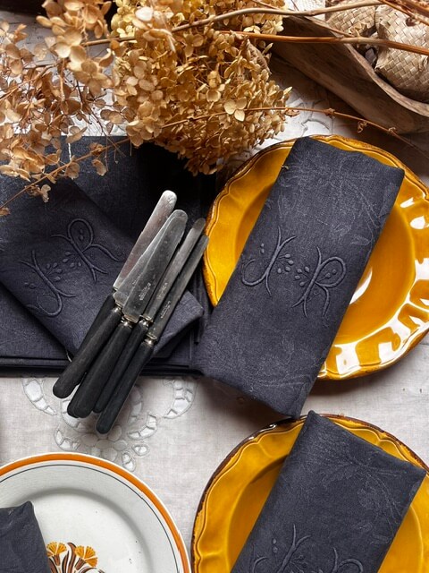 Linge de table ancien monogrammé JR dans une ambiance campagne chic