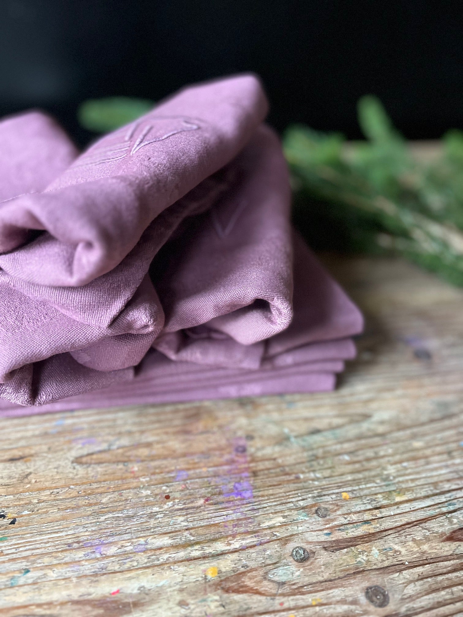 Linge ancien teint à la main – serviettes couleur aubergine