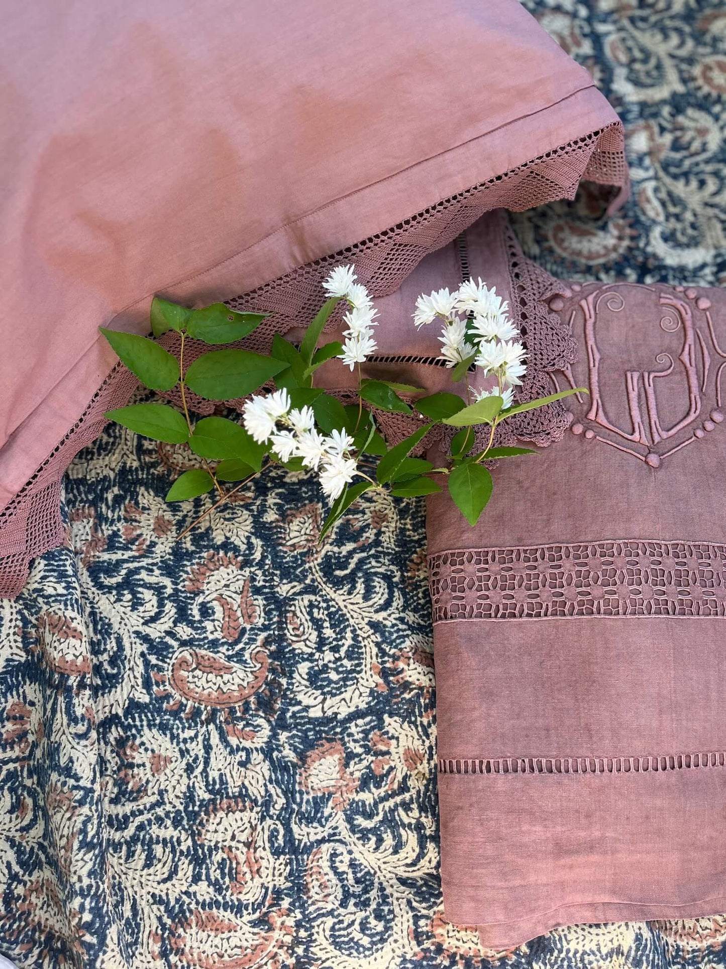 Ensemble de linge ancien teint choco avec monogrammes et textile kantha indien bohème