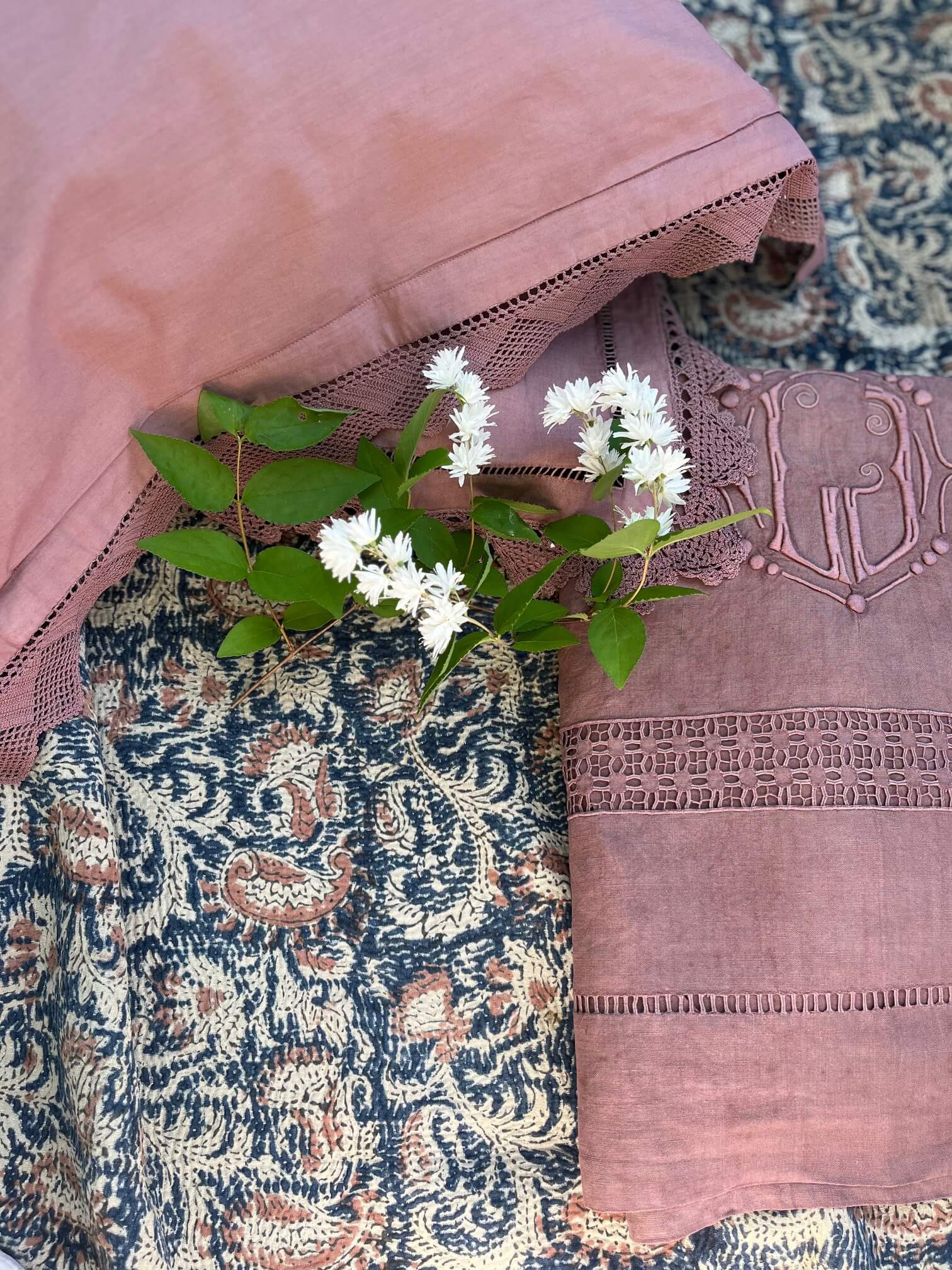 Ensemble de linge ancien teint choco avec monogrammes et textile kantha indien bohème