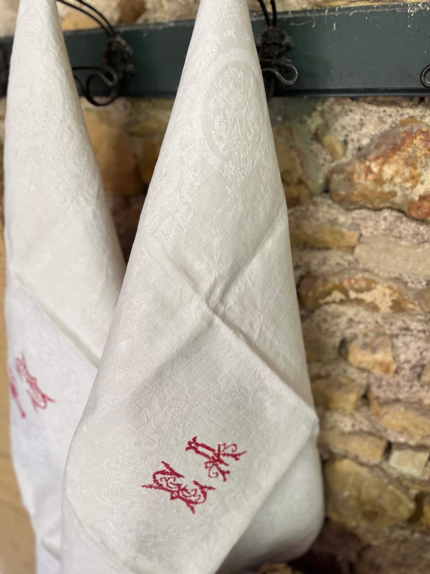 Linge de cuisine vintage en coton damassé dans une maison de campagne