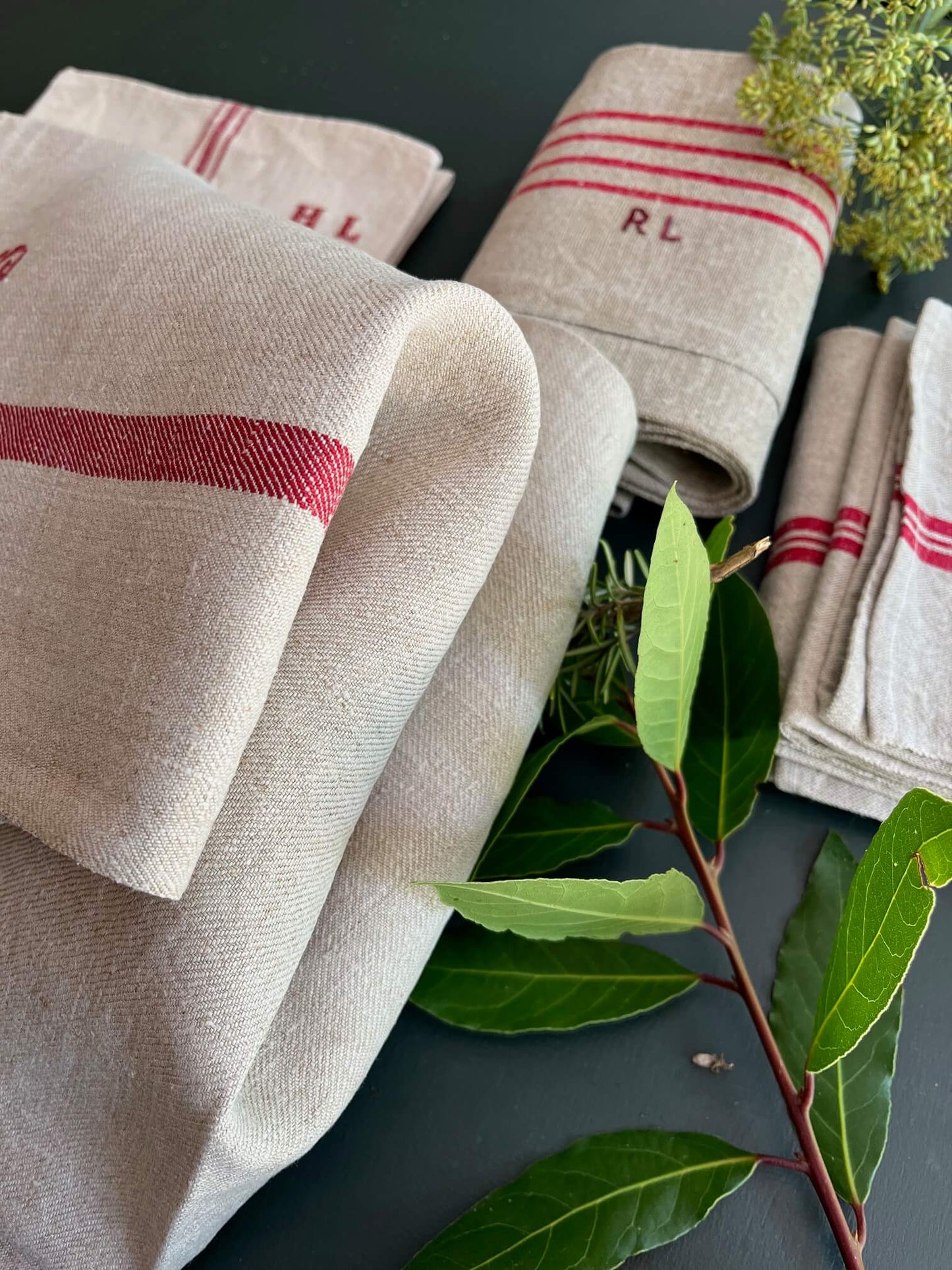 Torchons rustiques pliés – Style campagne chic en lin naturel