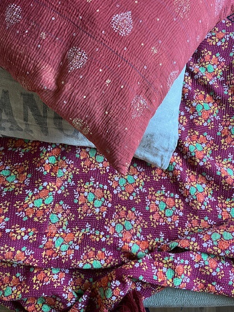 Couvre-lit bohème chic en coton artisanal bleu et rouge