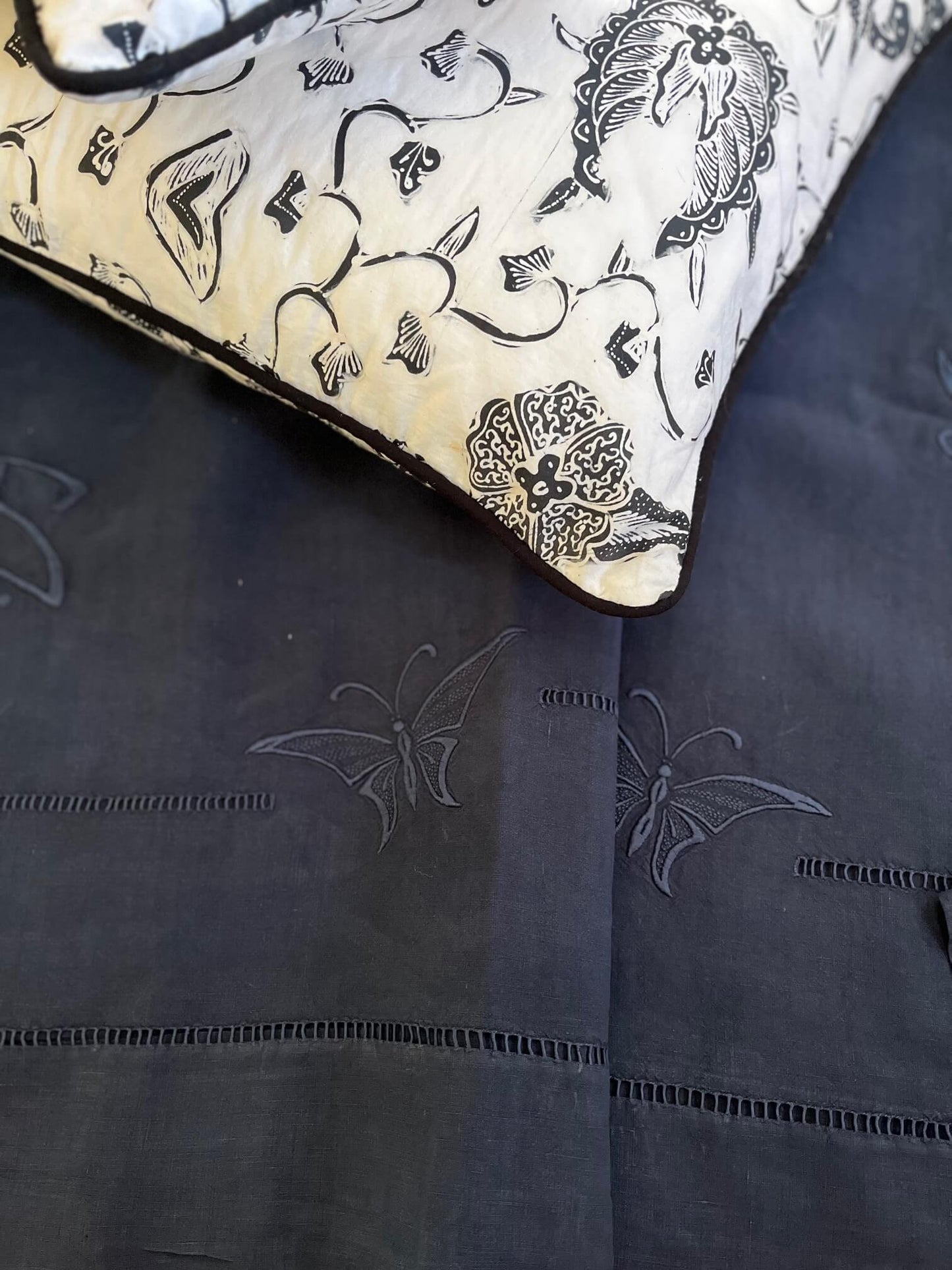 Linge de maison vintage en lin bleu nuit, pièce unique de charme