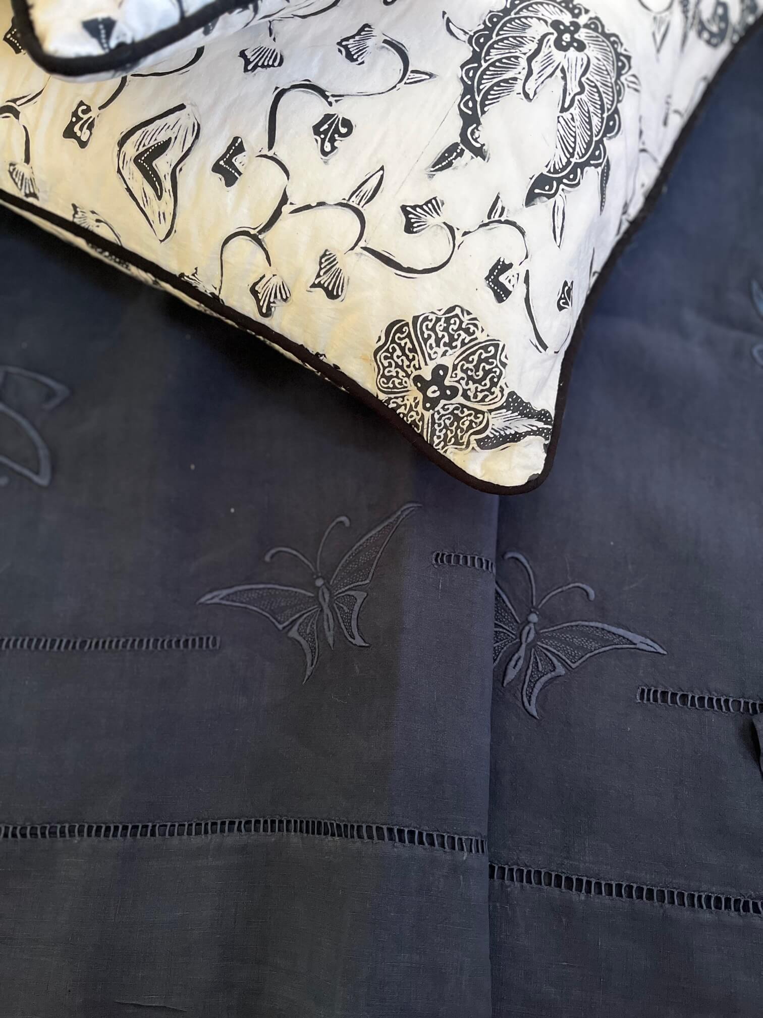 Linge de maison vintage en lin bleu nuit, pièce unique de charme