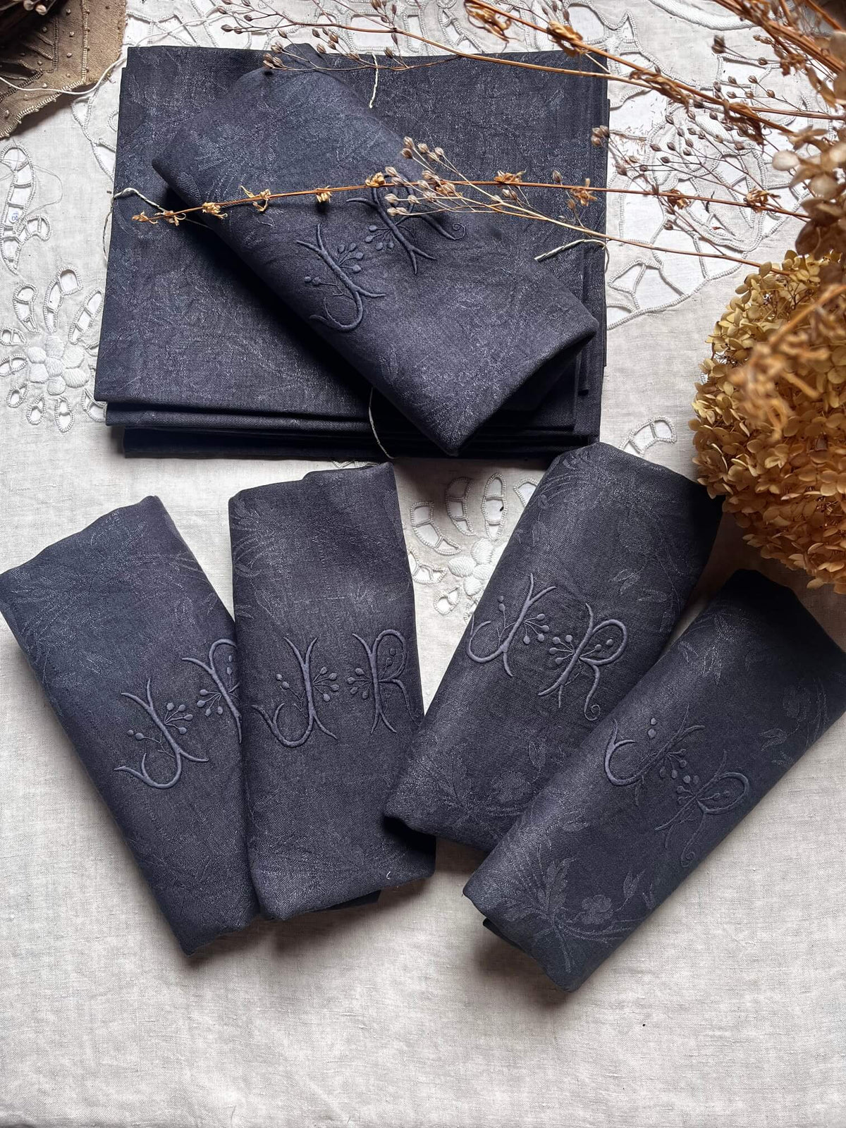 Lot de 10 serviettes de table anciennes monogrammées JR teintes en
