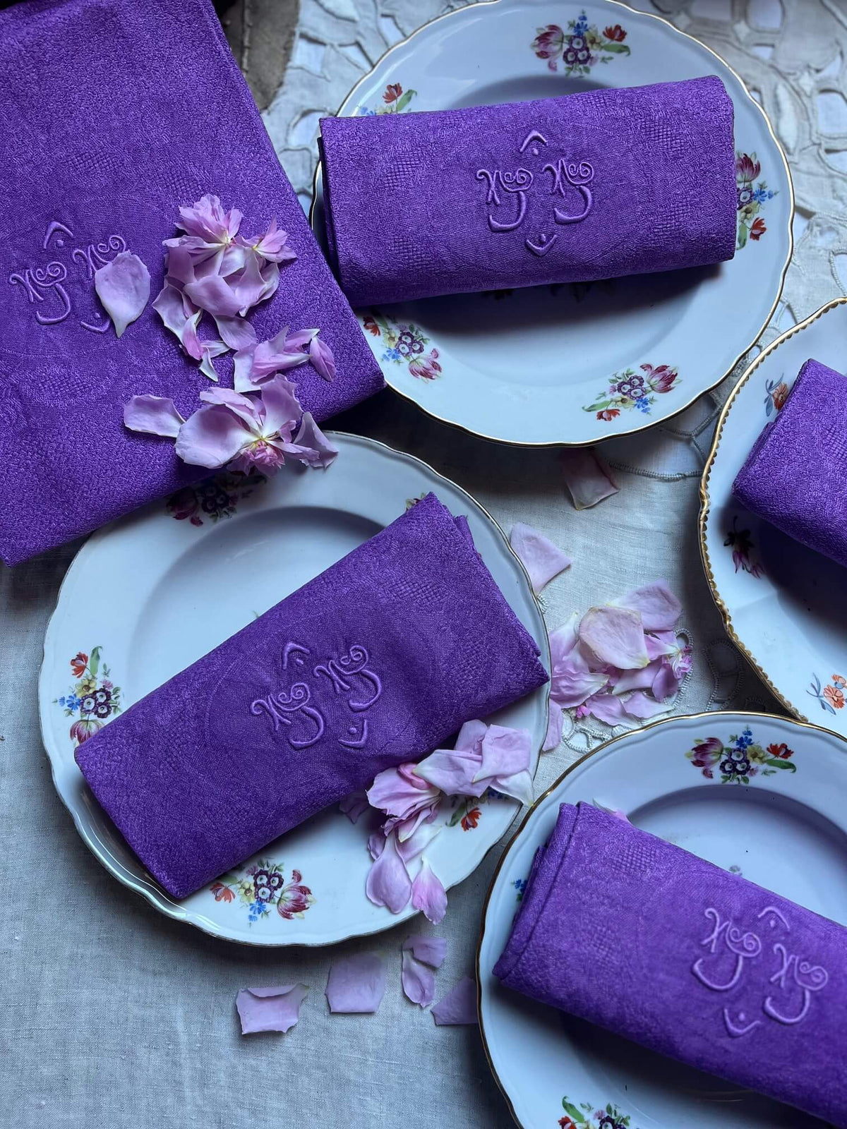 Lot de 11 serviettes de table anciennes monogrammées lilas