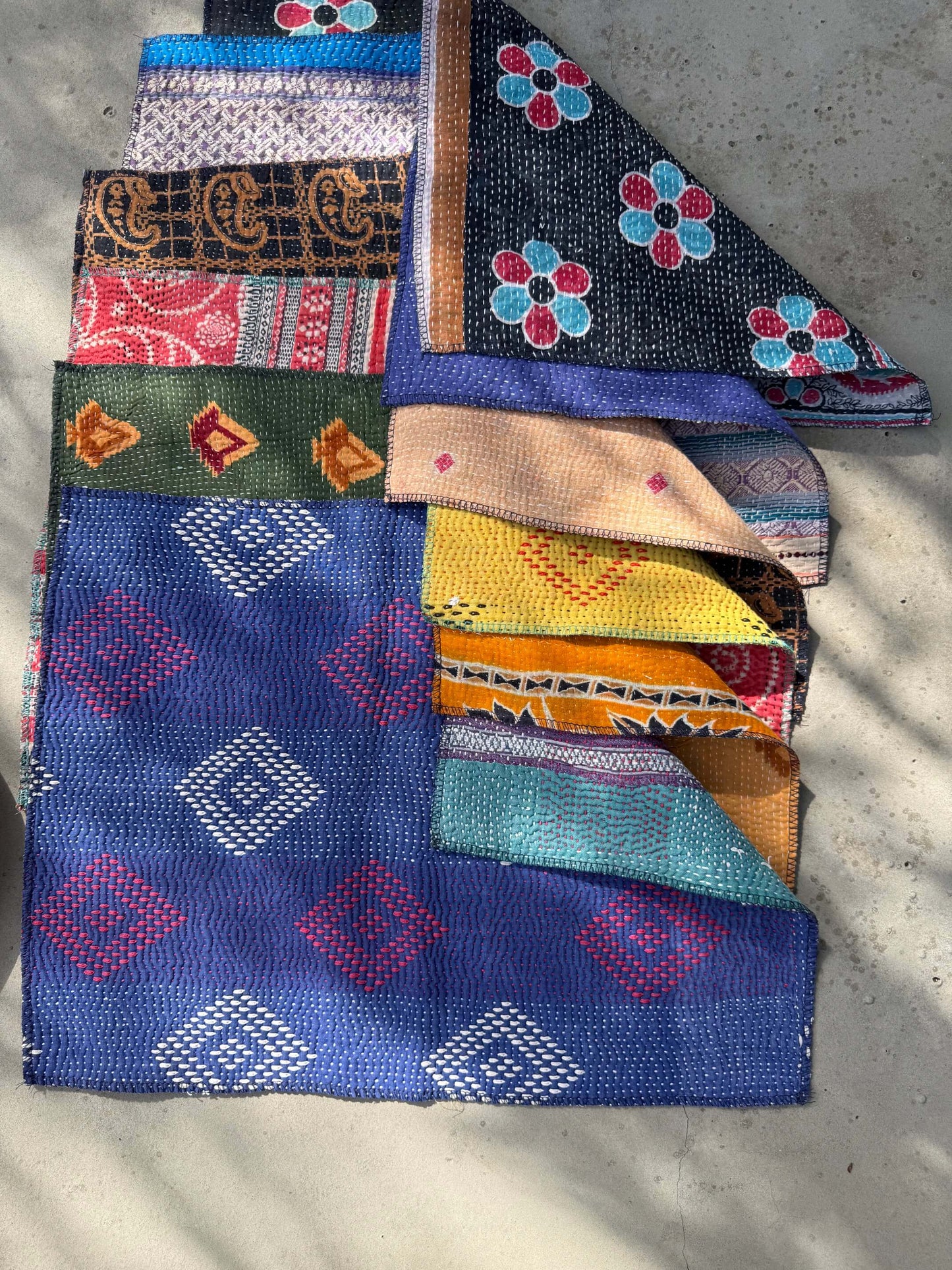 Lot de 6 sets de table réversibles en Kantha indien bleu, jaune et orange