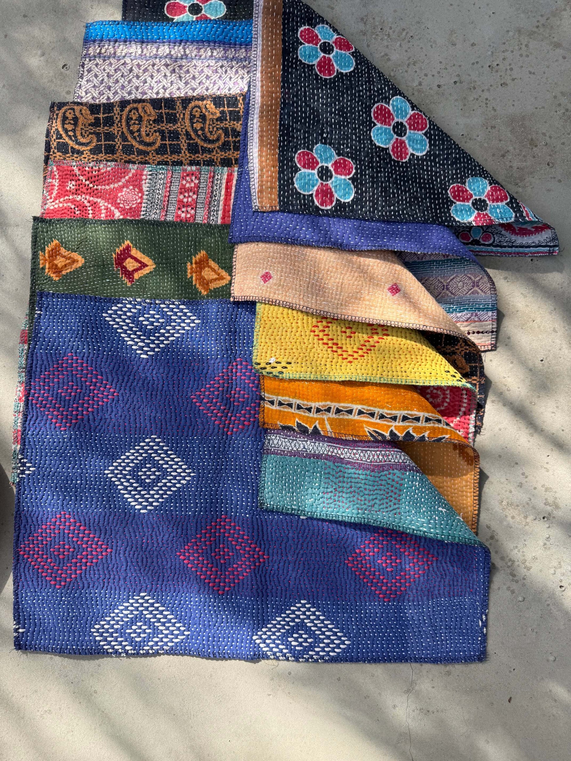 Lot de 6 sets de table réversibles en Kantha indien bleu, jaune et orange