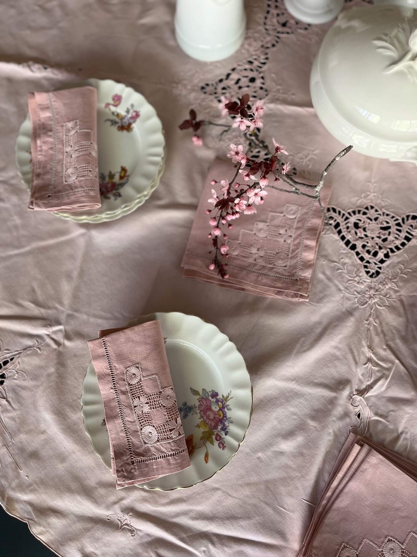 Table romantique avec serviettes anciennes teinture végétale