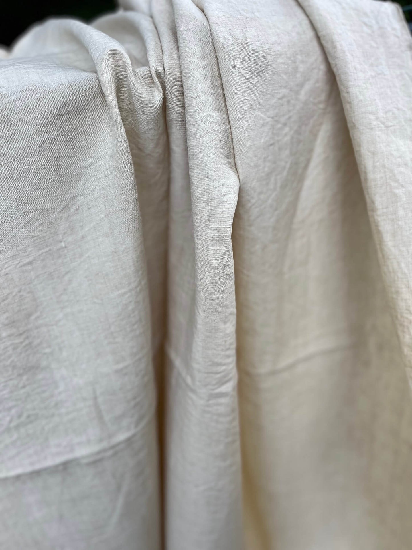 Monogramme brodé main sur drap ancien en lin beige et dentelle ancienne
