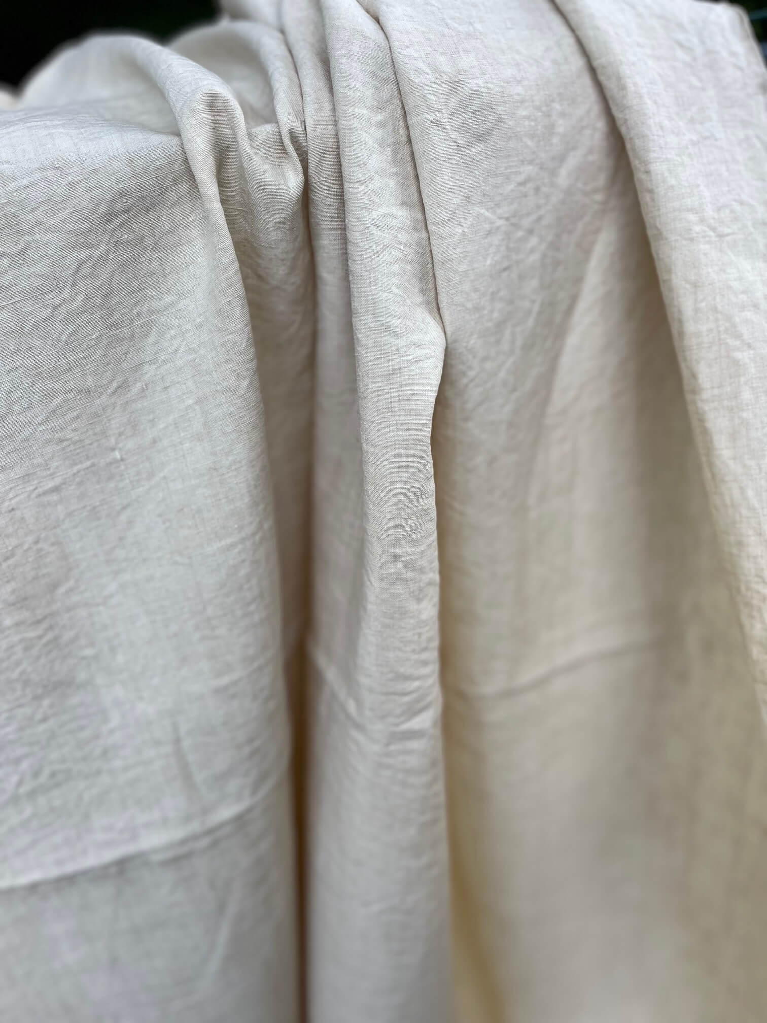 Monogramme brodé main sur drap ancien en lin beige et dentelle ancienne