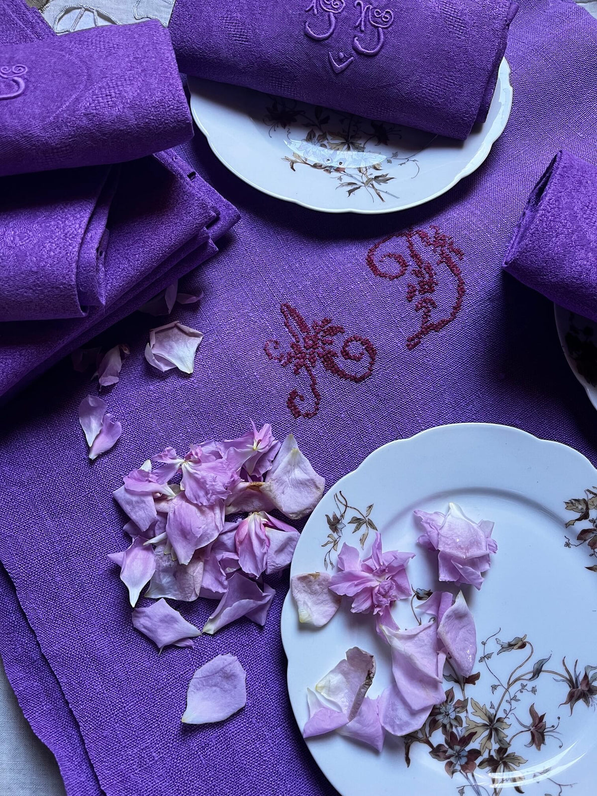 Nappe ancienne lilas en chanvre pour une table élégante et vintage