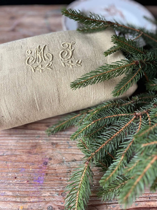 Nappe ancienne couleur ocre 130x170 cm sur table décorée pour repas de fête