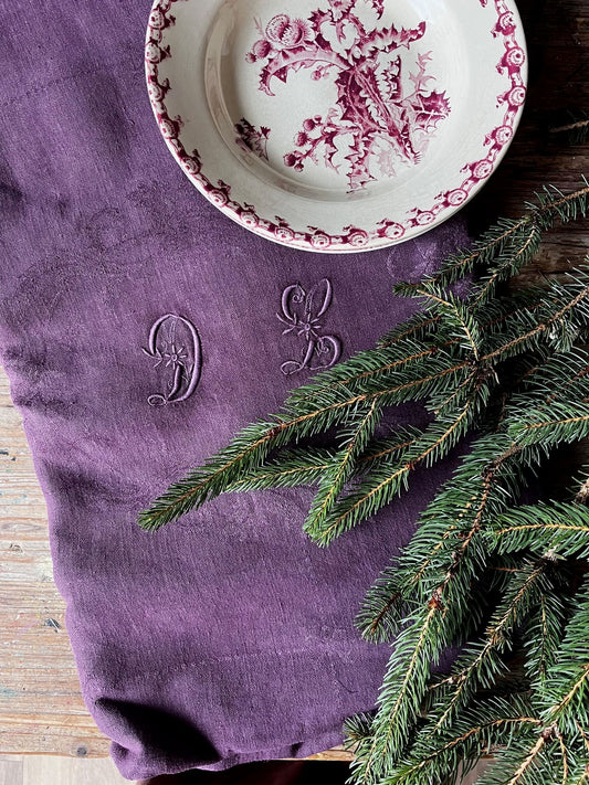 Nappe ancienne rectangulaire teinte aubergine 220x150 cm avec monogramme DL – linge ancien revisité