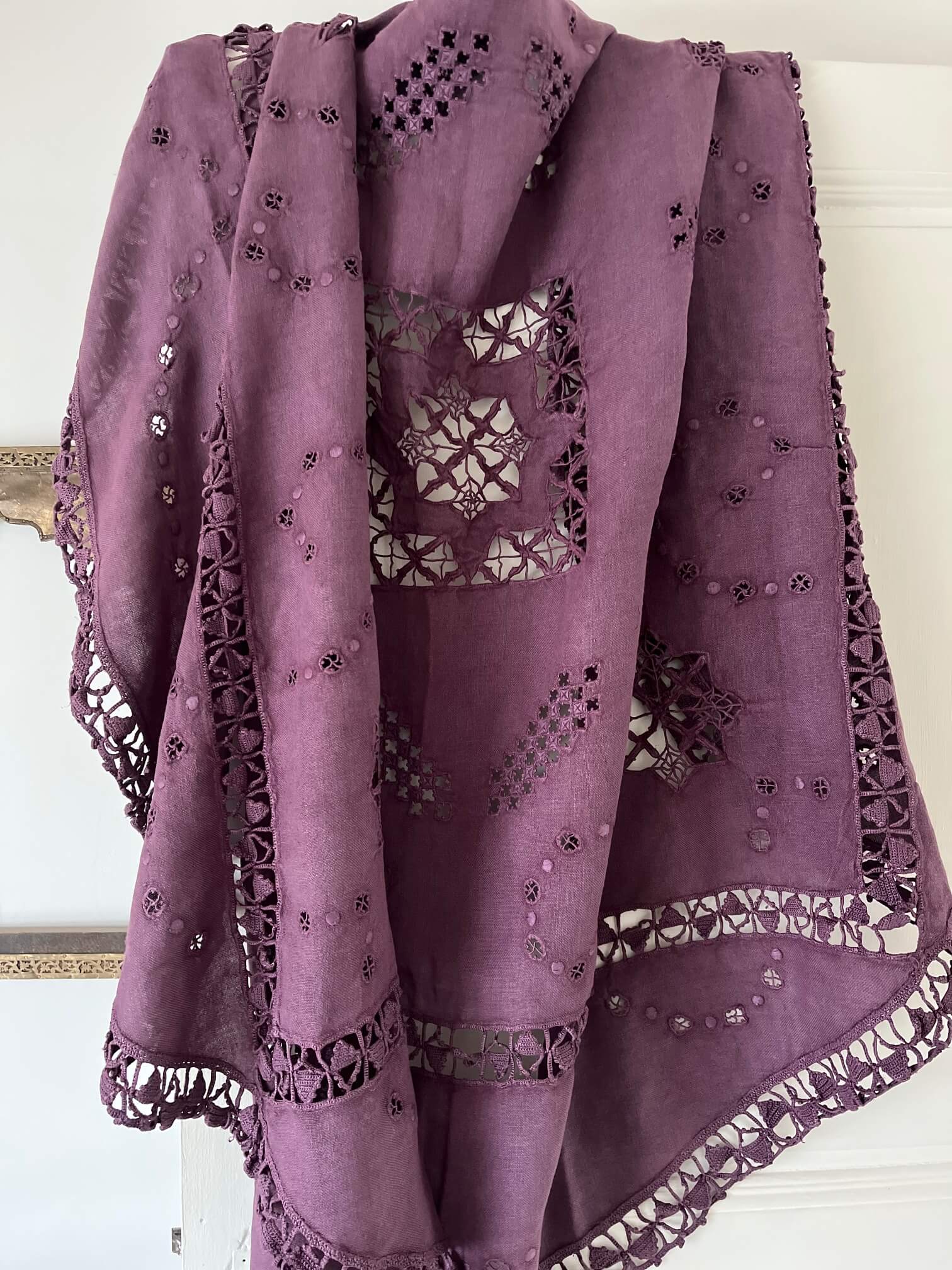 Nappe ancienne ronde teinte aubergine en coton ancien – 135 cm