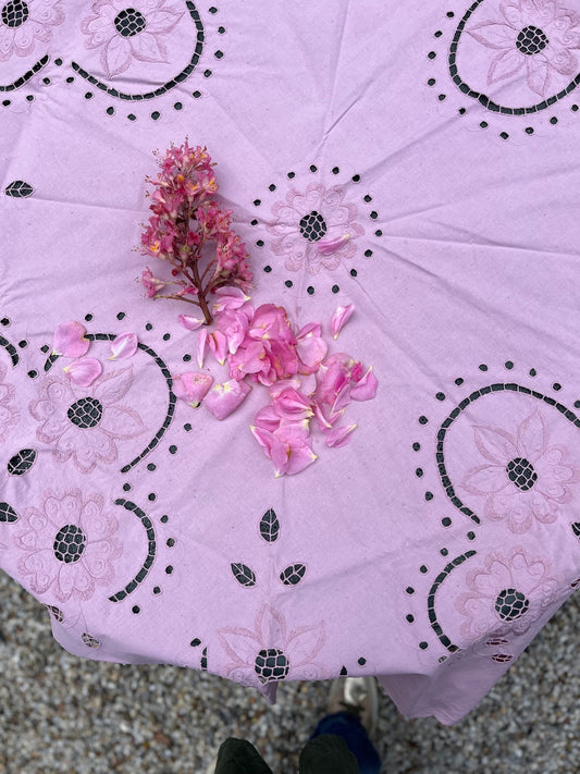 Nappe ancienne ronde rose en coton teint – vue d’ensemble