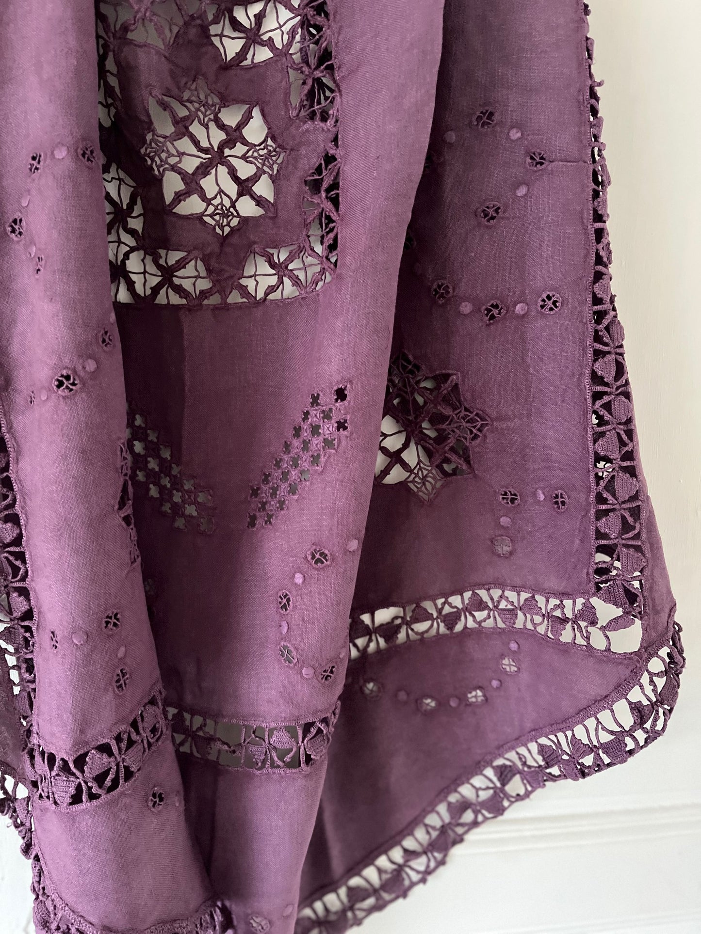 Nappe ronde violet profond teintée à la main – linge ancien
