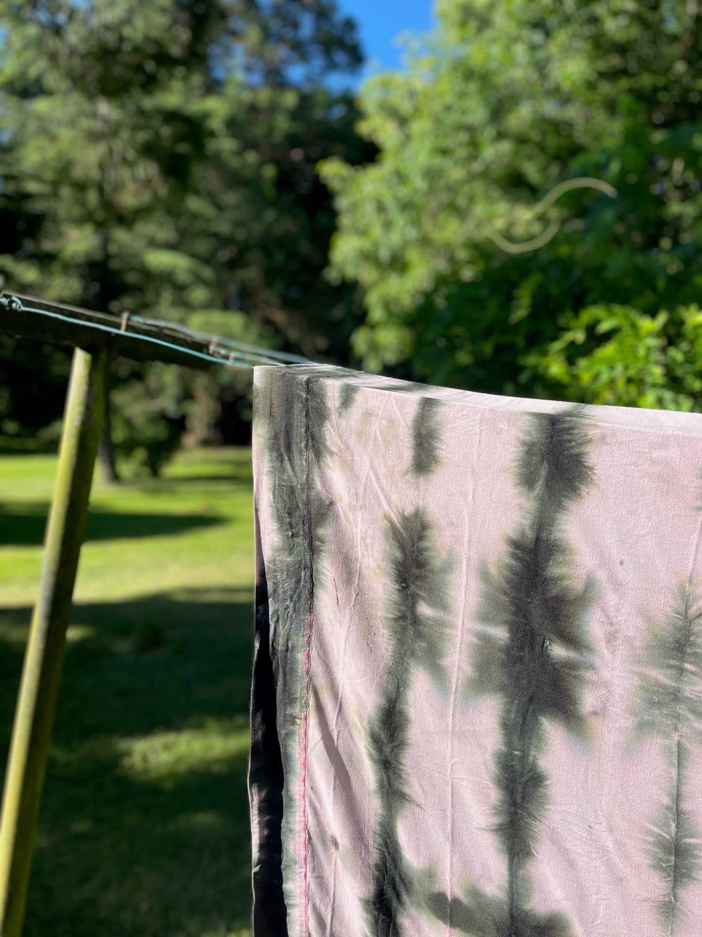 Nappe bohème en linge ancien teint à la main pour décoration campagne chic et maison de famille