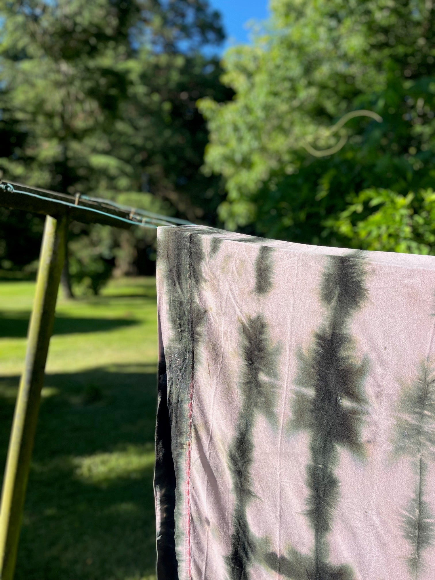 Nappe bohème en linge ancien teint à la main pour décoration campagne chic et maison de famille