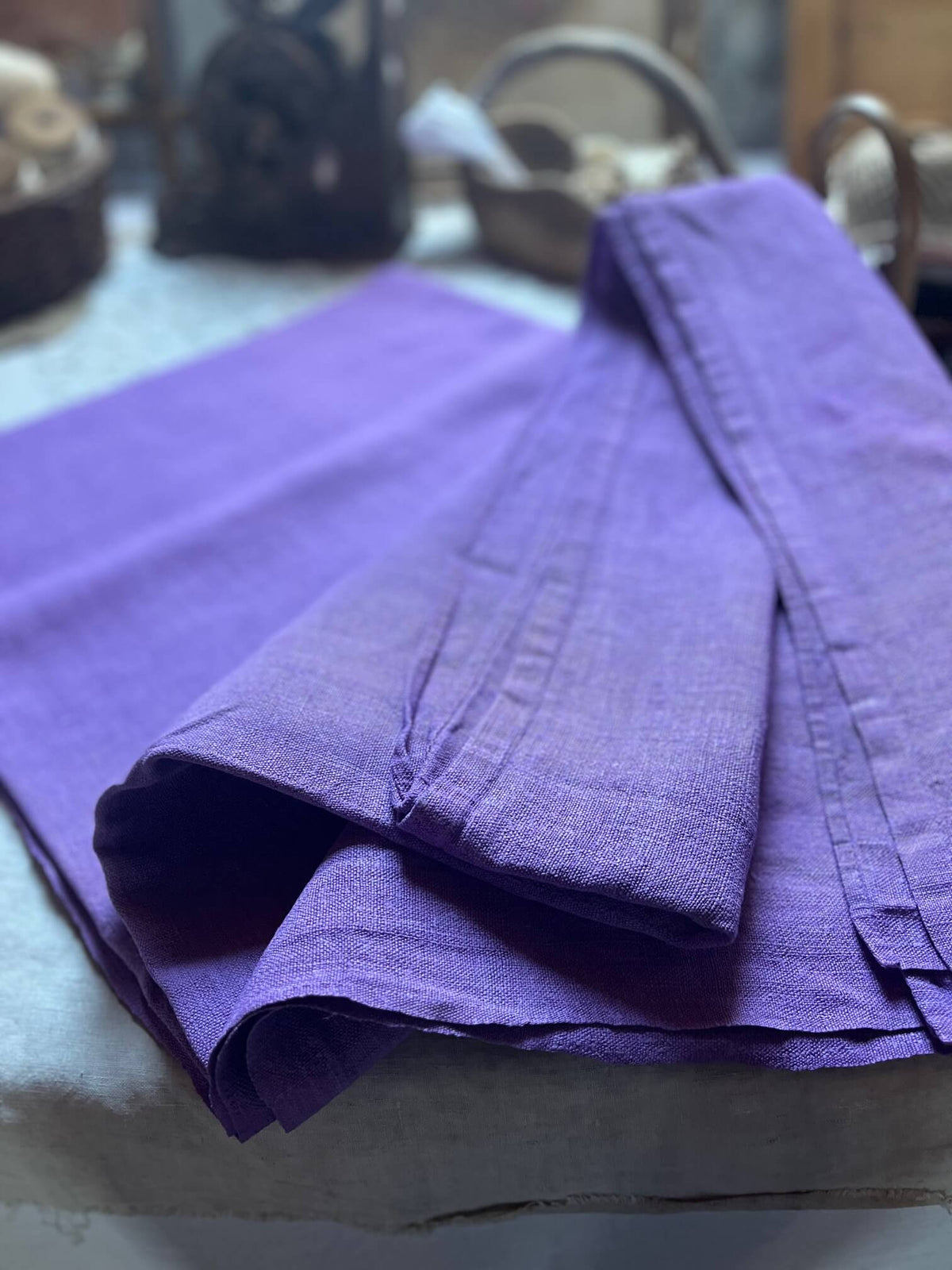 Détail du textile ancien en chanvre teint dans une nuance lilas