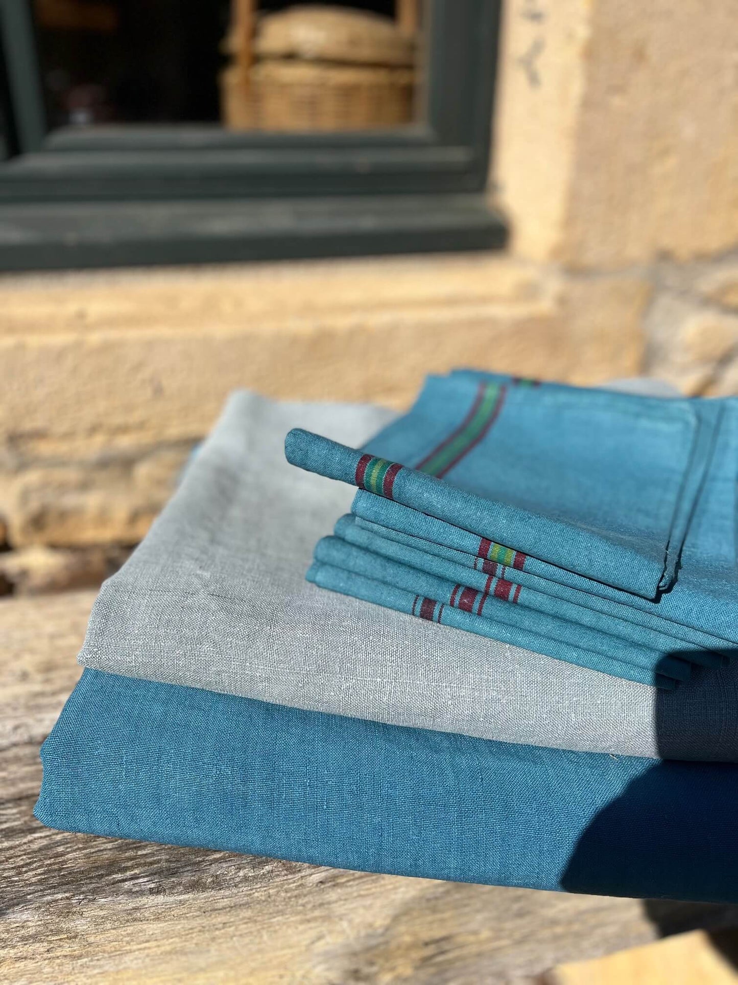 Nappe bleu canard en linge ancien pour décoration de table élégante