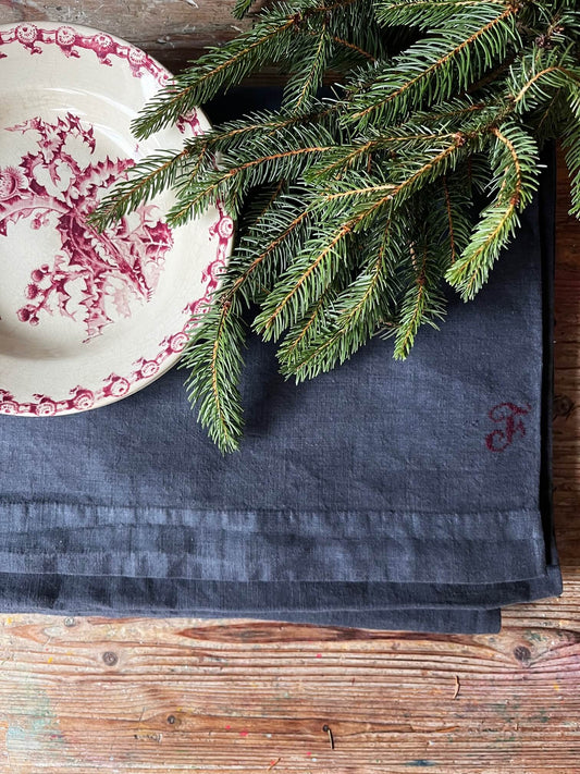 Nappe rectangulaire en chanvre ancien teinte charbon 260x200 cm sur table décorée