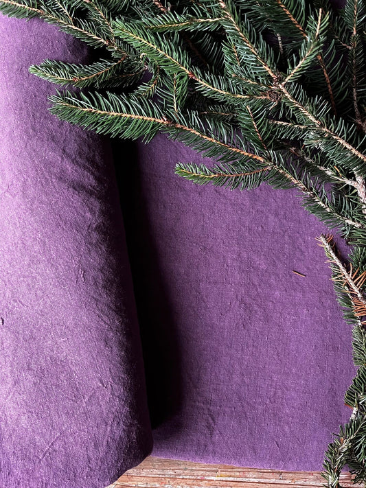 Nappe rectangulaire en chanvre teinte lie de vin 270x200 cm sur table décorée